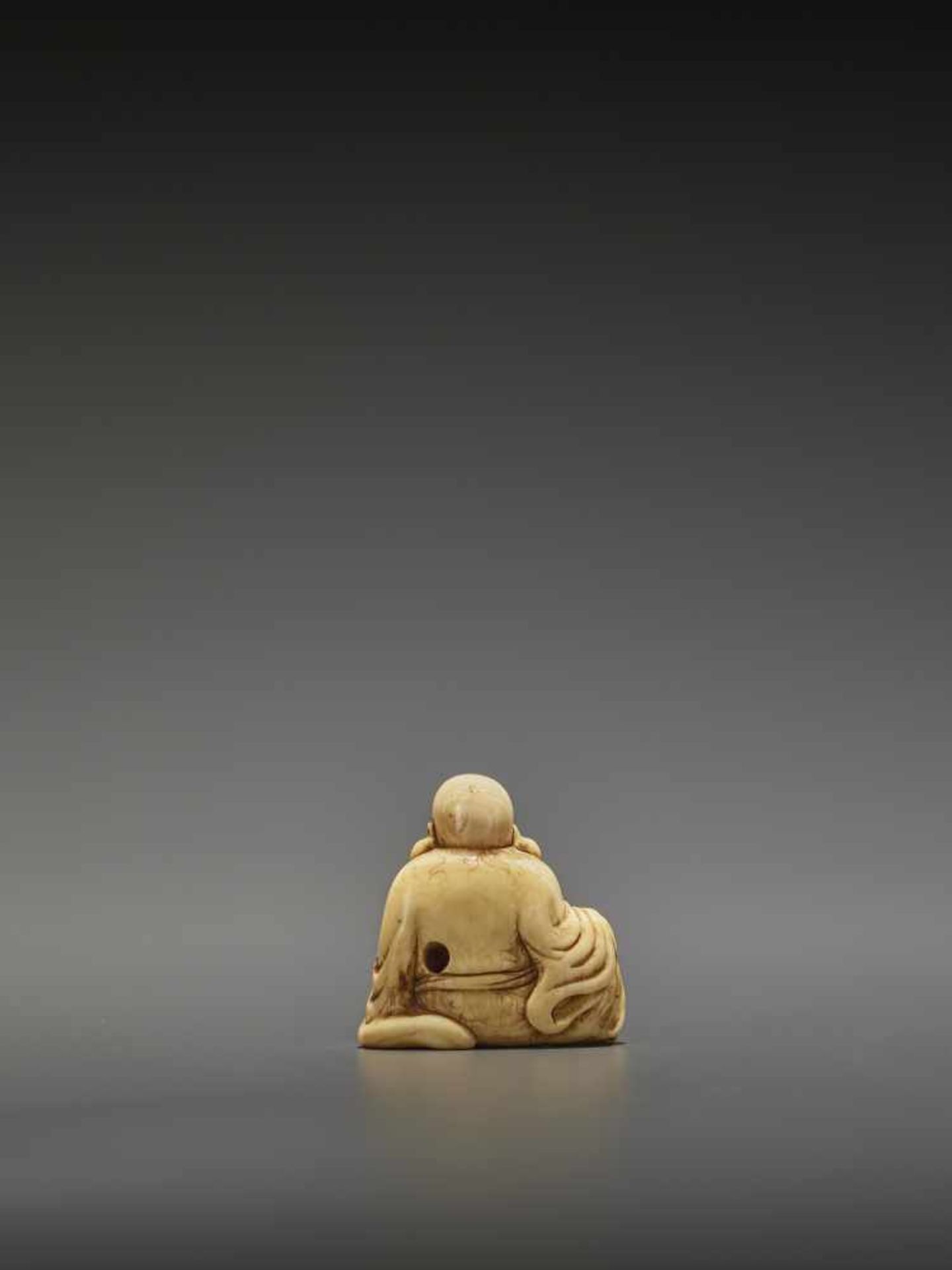 A GOOD IVORY NETSUKE OF HOTEI UnsignedJapan, Kyoto, late 18th century, Edo period (1615-1868)The - Bild 6 aus 9