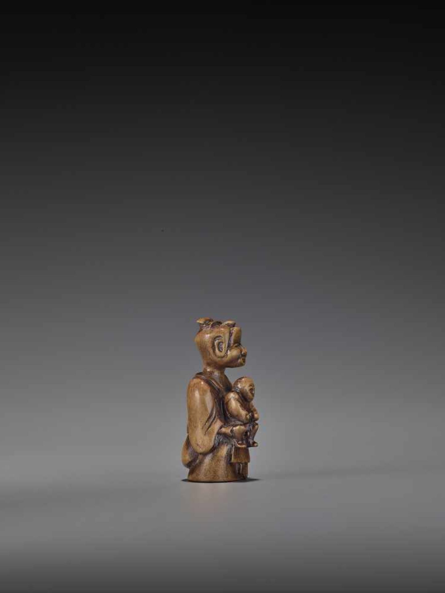 A RARE WOOD ‘DOUBLE SHUNGA’ NETSUKE OF A MOTHER AND CHILD UnsignedJapan, 18th century, Edo period ( - Image 7 of 8