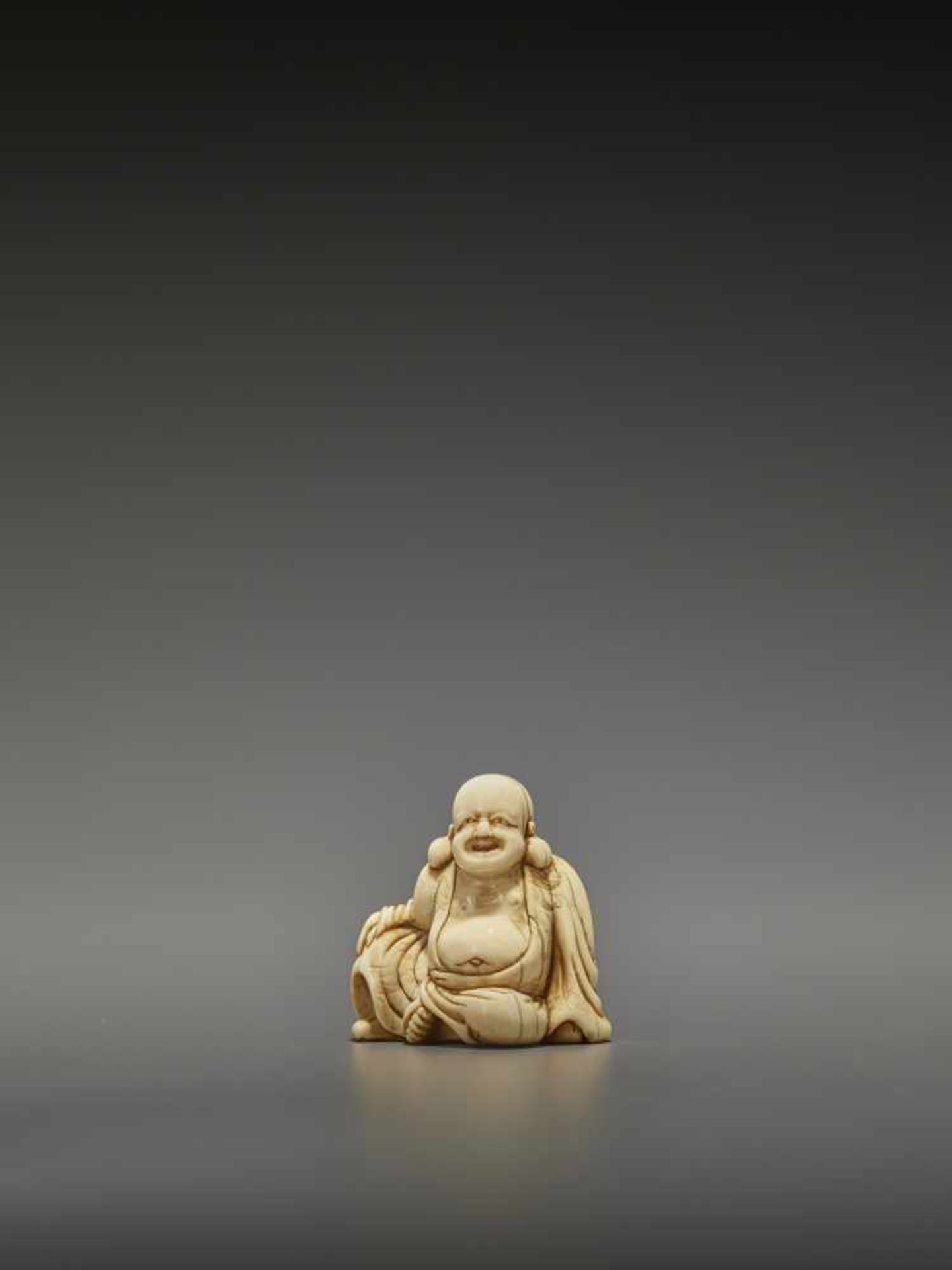 A GOOD IVORY NETSUKE OF HOTEI UnsignedJapan, Kyoto, late 18th century, Edo period (1615-1868)The - Bild 3 aus 9