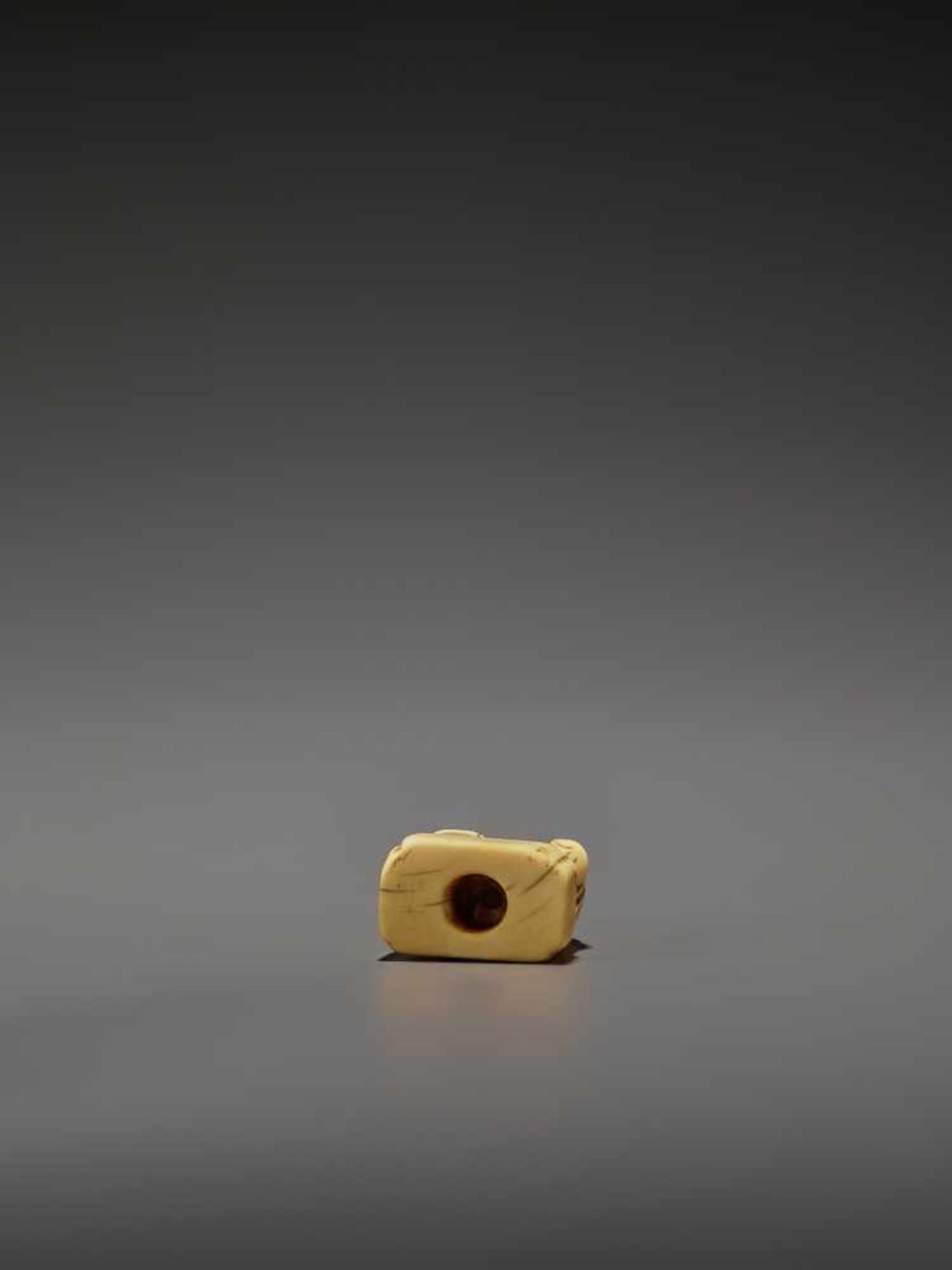 A RARE AND EARLY IVORY NETSUKE OF RIHAKU UnsignedJapan, early to mid-18th century, Edo period ( - Bild 9 aus 10