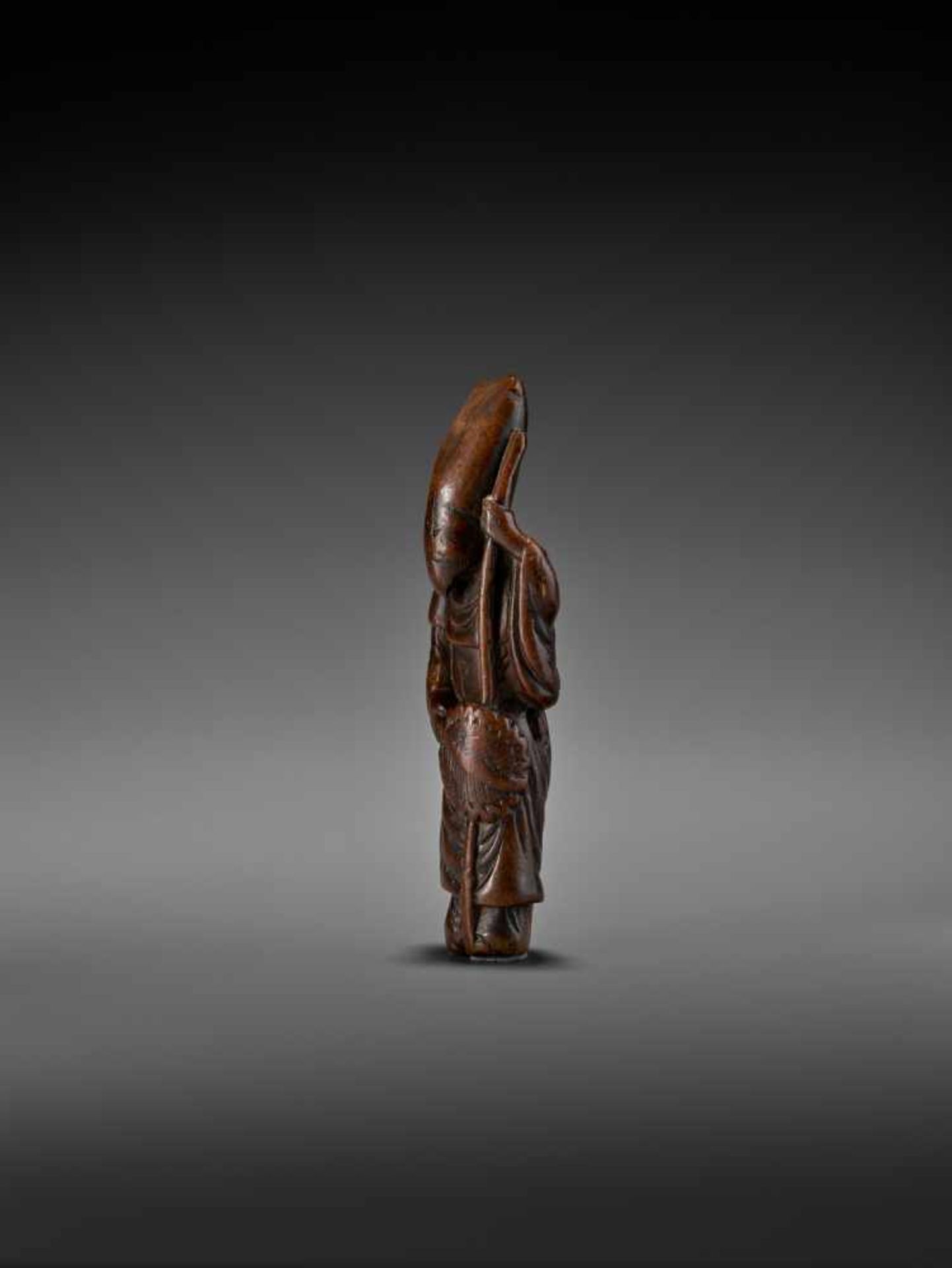 A LARGE AND EARLY WOOD NETSUKE OF A CHINESE COURT OFFICIAL UnsignedJapan, early 18th century, Edo - Image 3 of 8