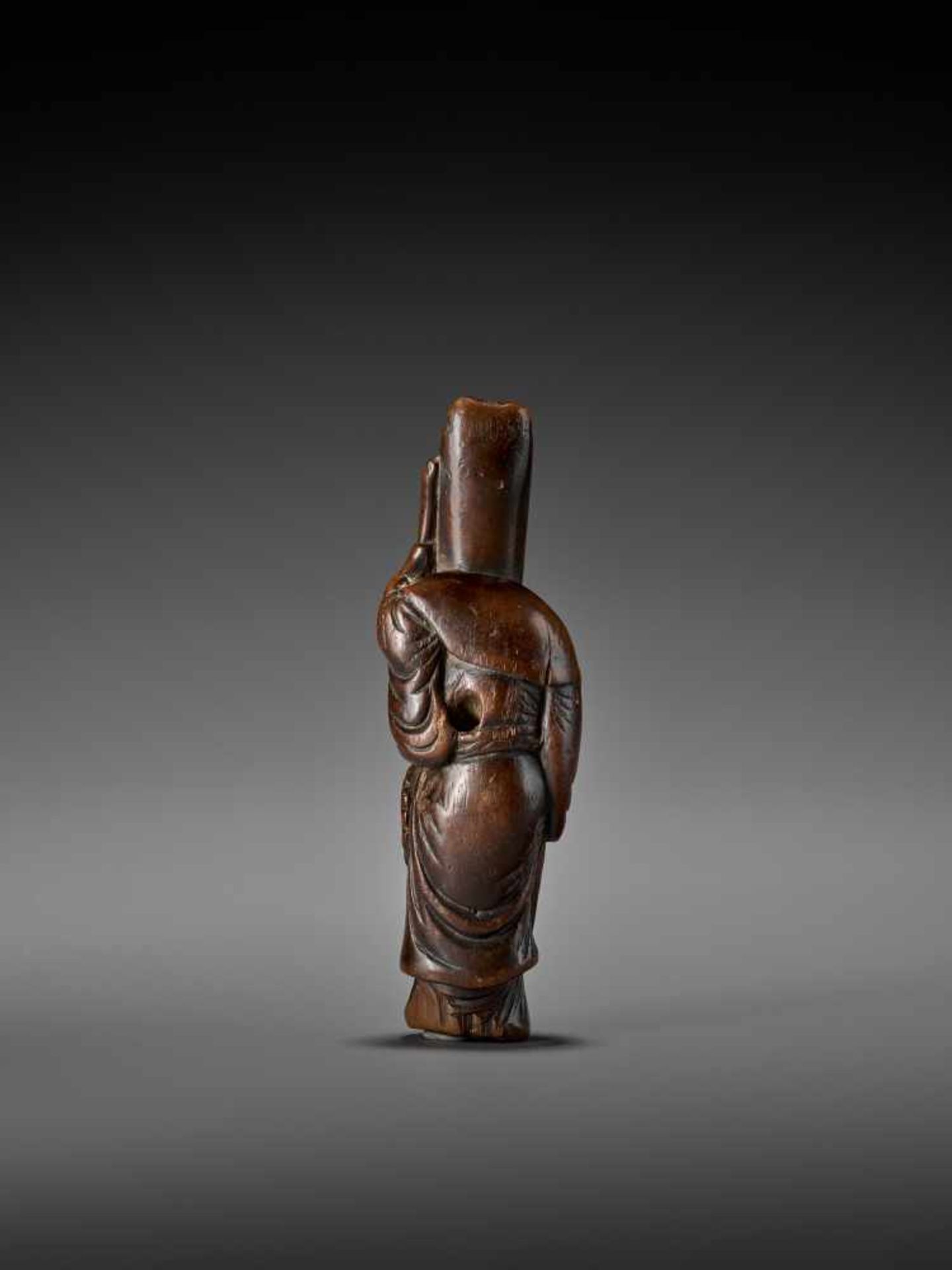 A LARGE AND EARLY WOOD NETSUKE OF A CHINESE COURT OFFICIAL UnsignedJapan, early 18th century, Edo - Image 5 of 8