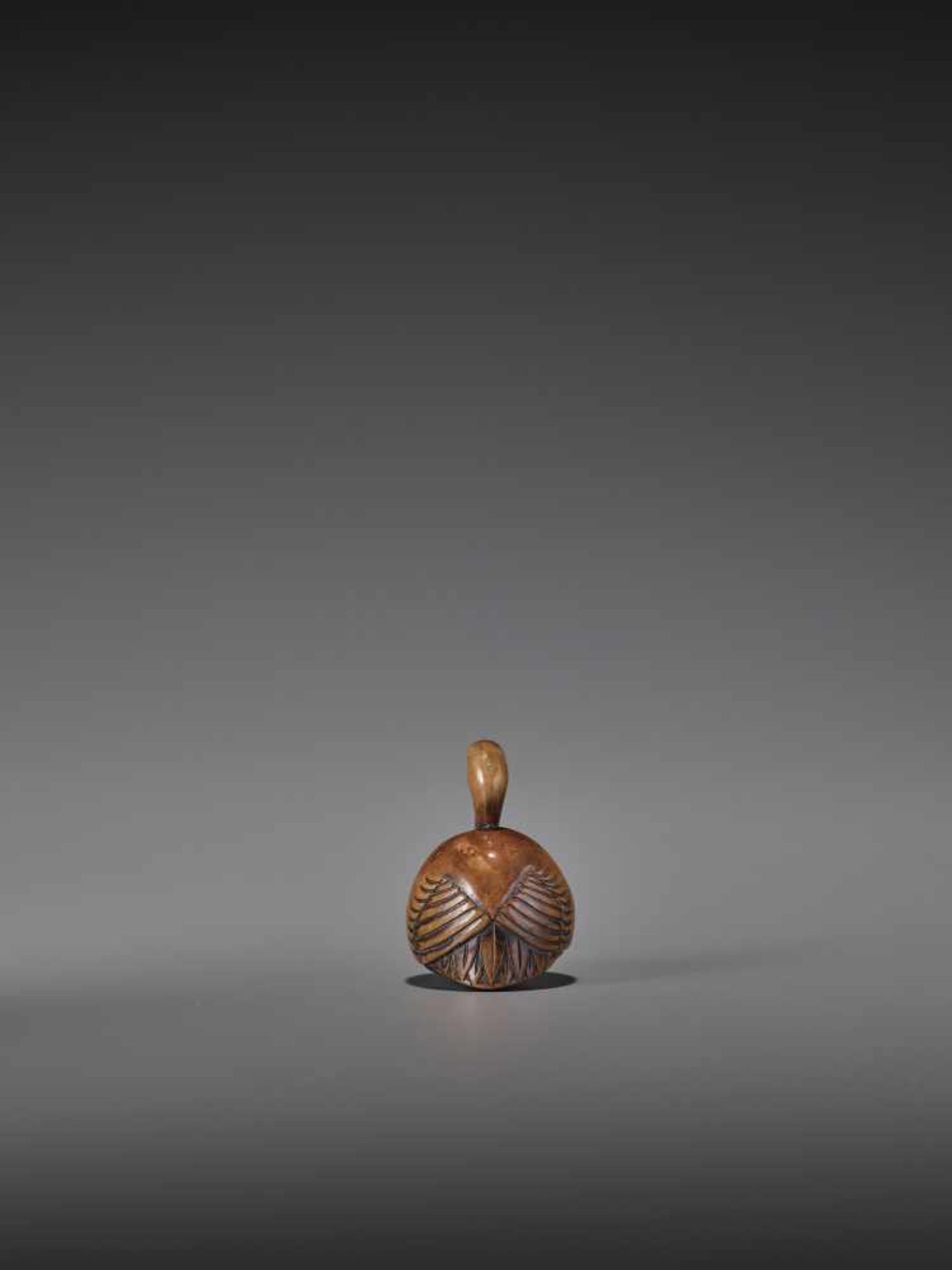 A RARE AND ELEGANT WOOD NETSUKE OF A CRANE UnsignedJapan, 18th century, Edo period (1615-1868)A wood - Image 3 of 8