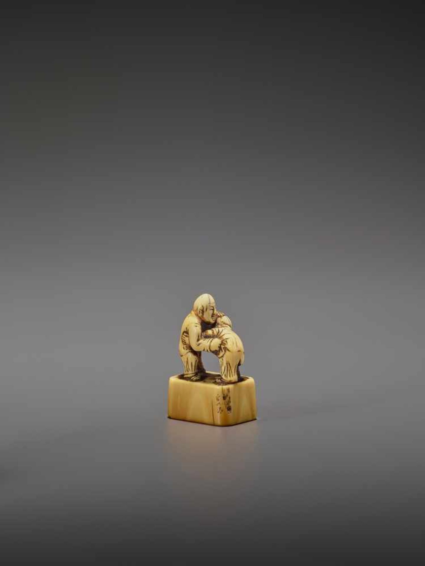 AN EARLY IVORY NETSUKE OF TWO CHINESE WRESTLERS UnsignedJapan, early 18th century, Edo period ( - Bild 6 aus 9