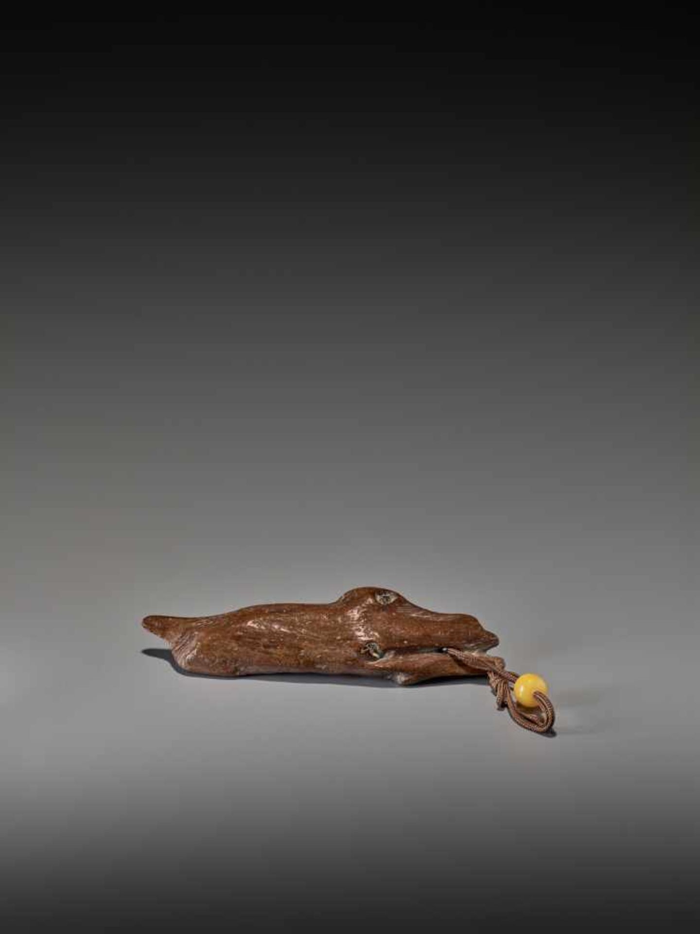 A RARE 17TH CENTURY DRIFTWOOD NETSUKE OF A LARGE FISH UnsignedJapan, 17th century, Edo period ( - Bild 5 aus 6