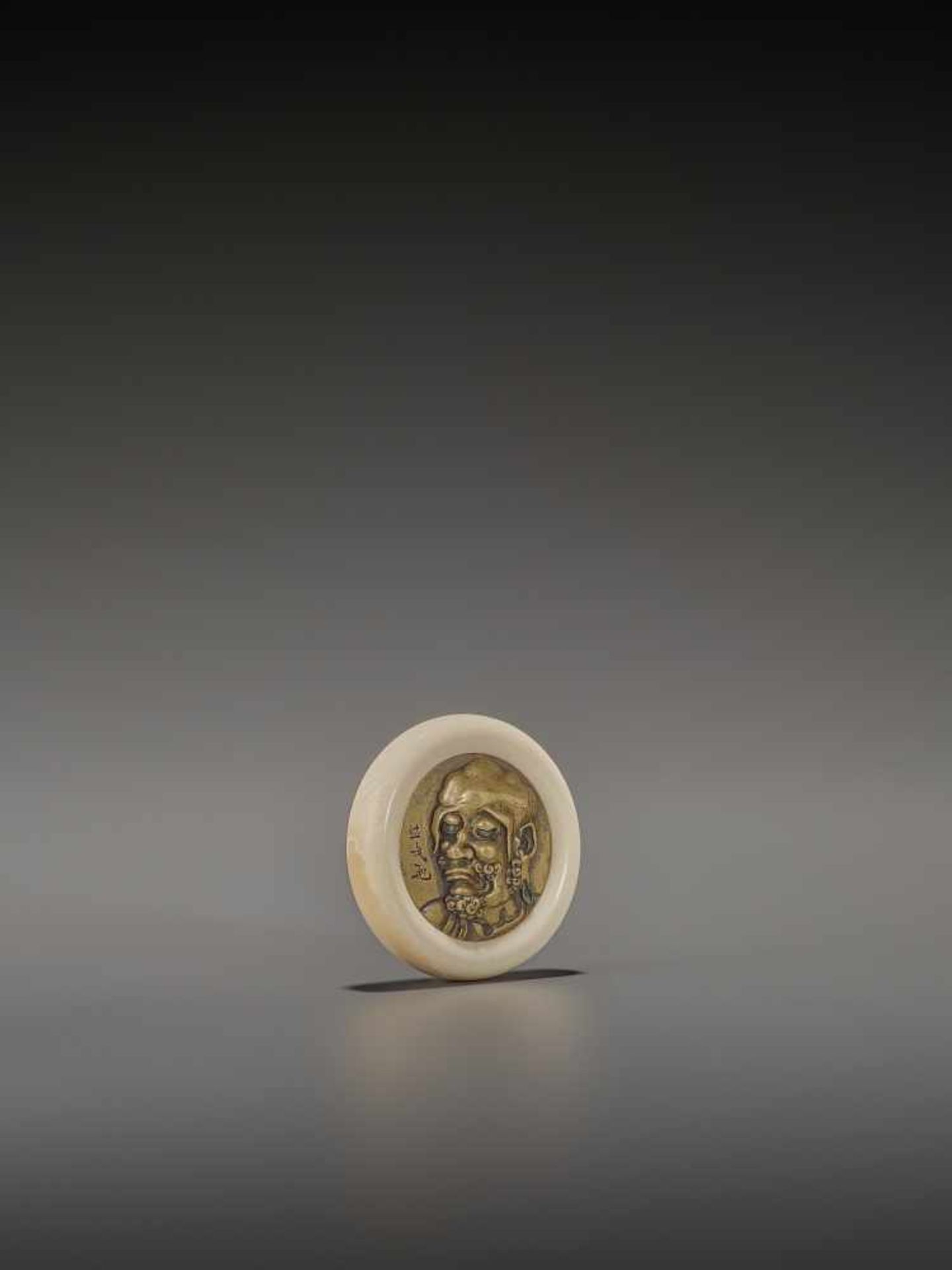 RYUMIN: IVORY AND MIXED METAL KAGAMIBUTA NETSUKE OF DARUMA By Serizawa Ryumin, signed Ryumin with - Bild 6 aus 8