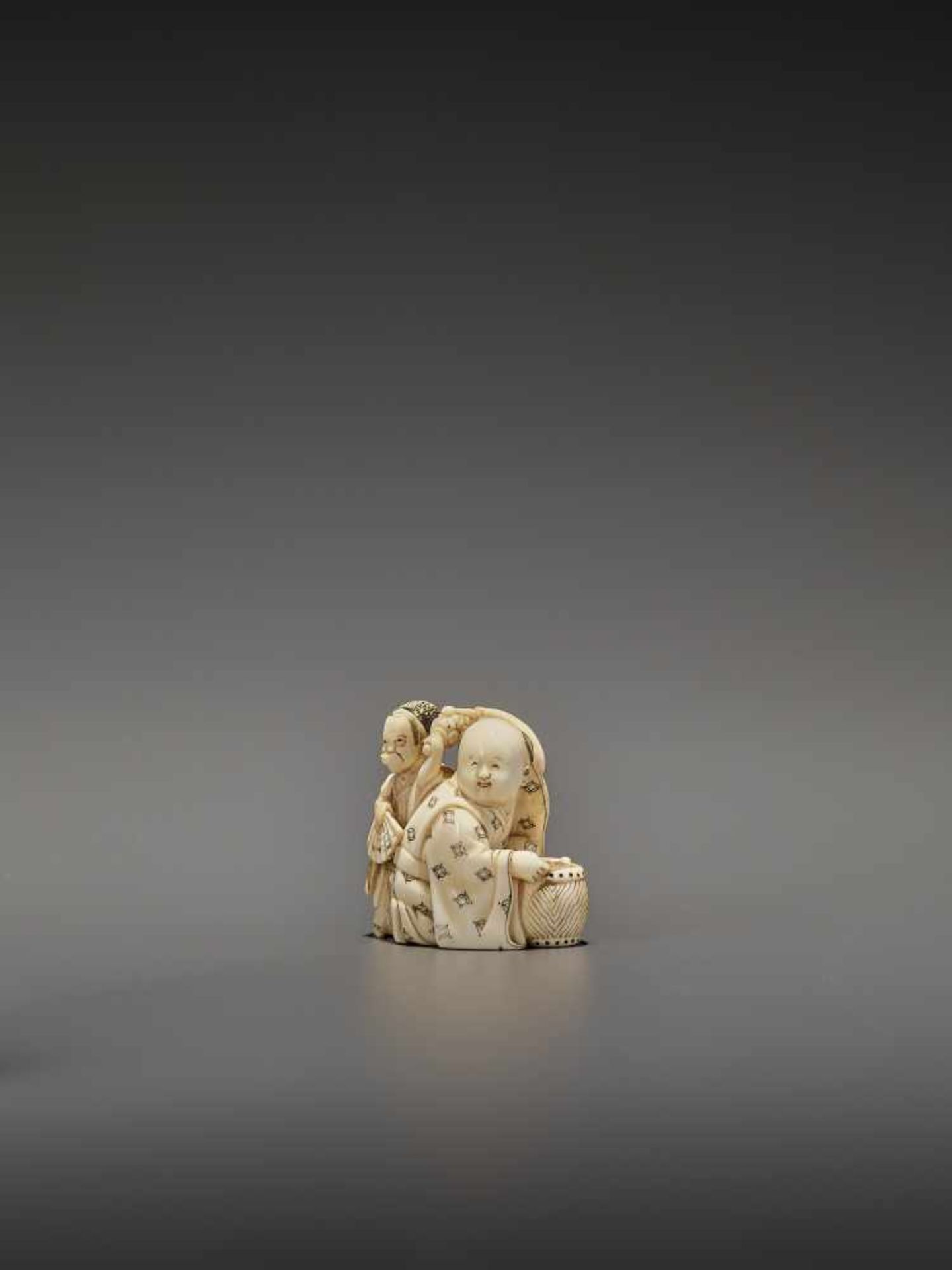 HOMIN: AN IVORY NETSUKE OF TWO BOYS AS MUSICIANS By Homin, signed Homin with kaoJapan, Edo/Tokyo, - Bild 2 aus 10