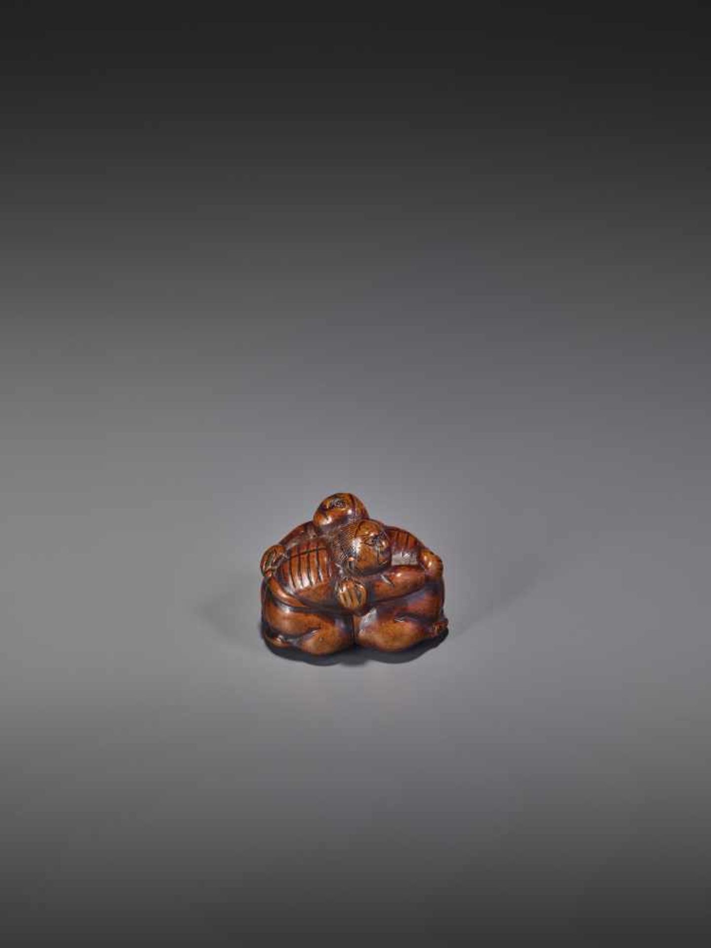 A WOOD NETSUKE OF TWO WRESTLERS UnsignedJapan, early 19th century, Edo period (1615-1868)Carved from - Bild 8 aus 9