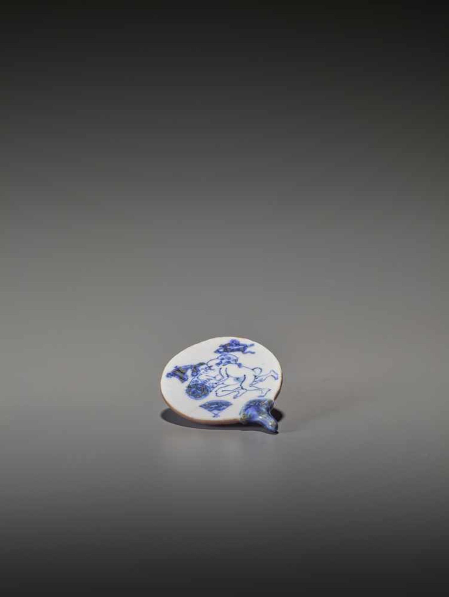 AN UNUSUAL AND RARE FAN-SHAPED BLUE AND WHITE PORCELAIN SHUNGA NETSUKE UnsignedJapan, 19th - Bild 3 aus 5