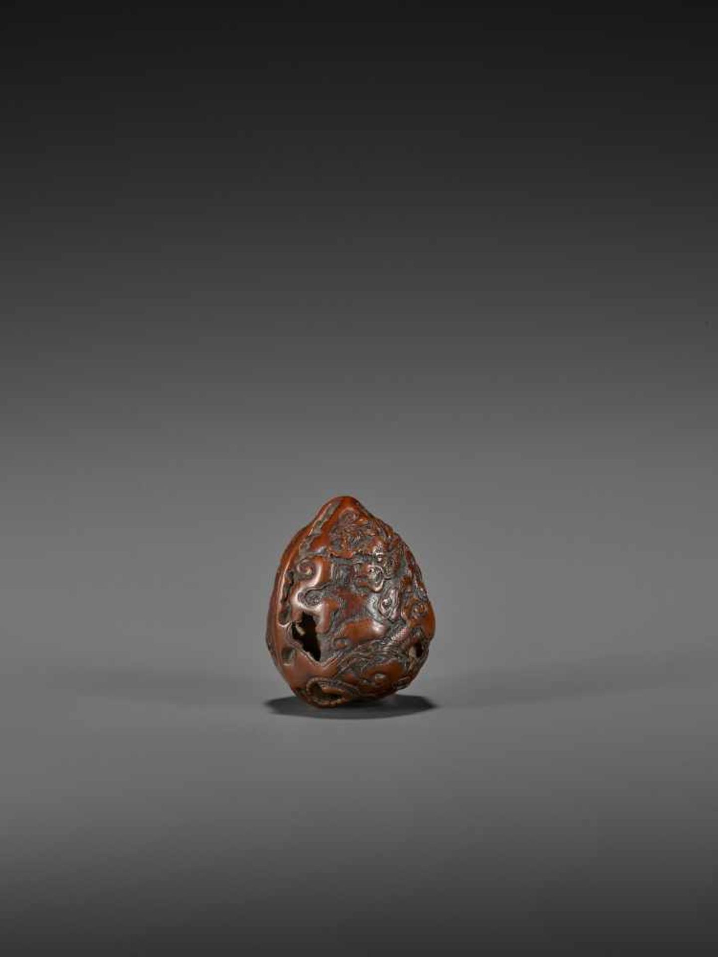 A SPECTACULAR WALNUT NETSUKE OF A DRAGON AND TIGER UnsignedJapan, 19th century, Edo period (1615- - Bild 10 aus 10