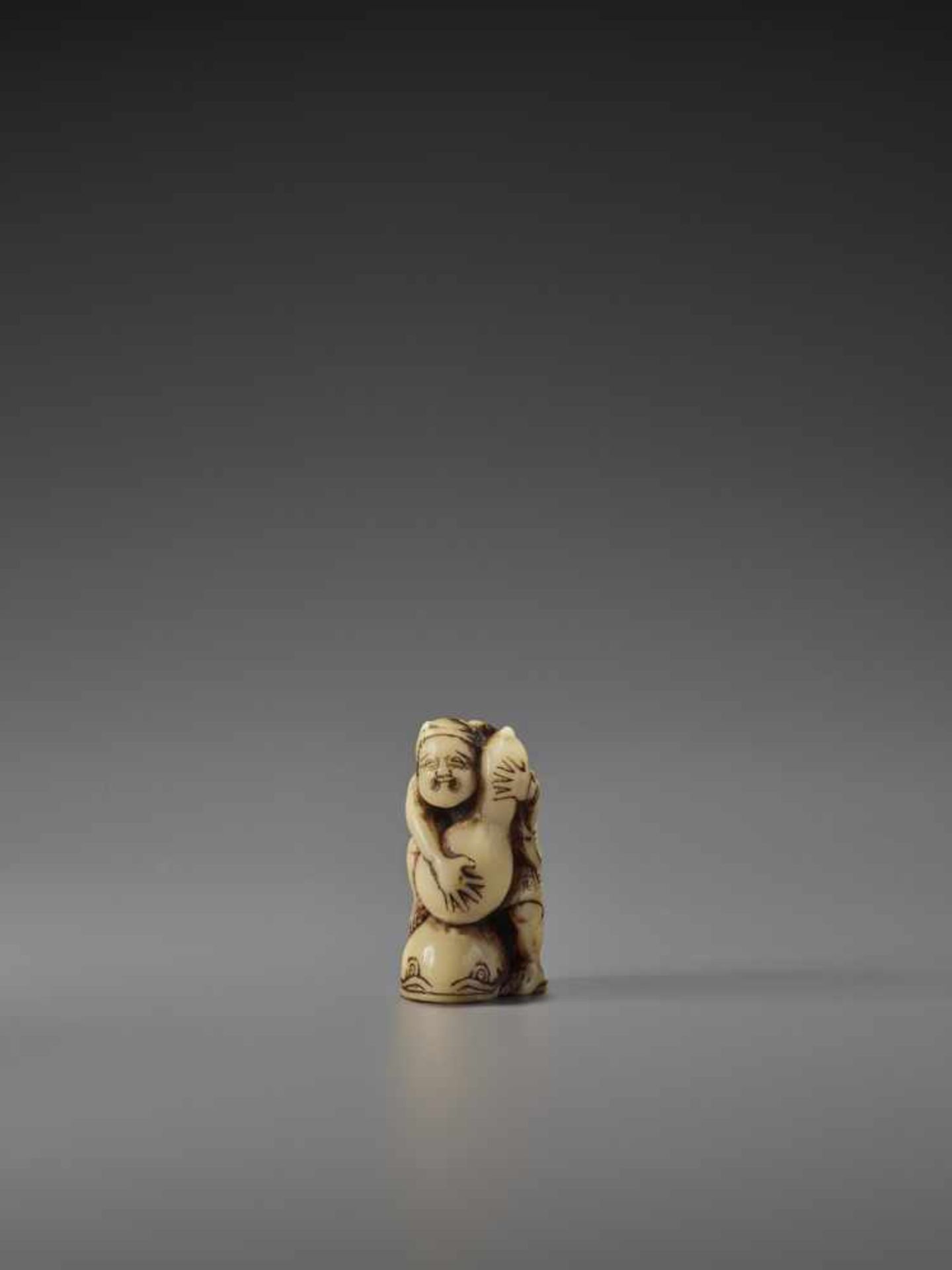 A RARE STAG ANTLER NETSUKE OF KADORI MYOJIN TAMING A NAMAZU UnsignedJapan, 19th century, Edo - Bild 8 aus 9