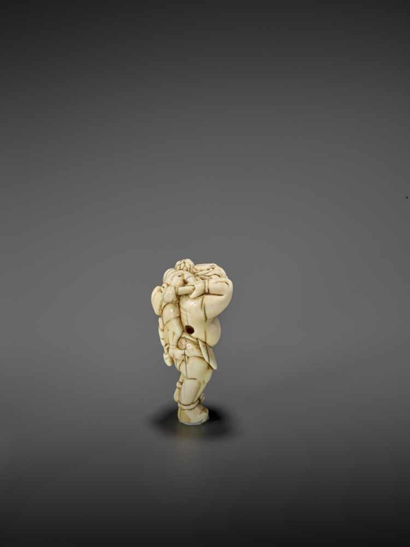 A RARE IVORY NETSUKE OF RAIJIN WITH RAITARO ARMED WITH FISH HEADS UnsignedJapan, 18th century, Edo - Bild 7 aus 9