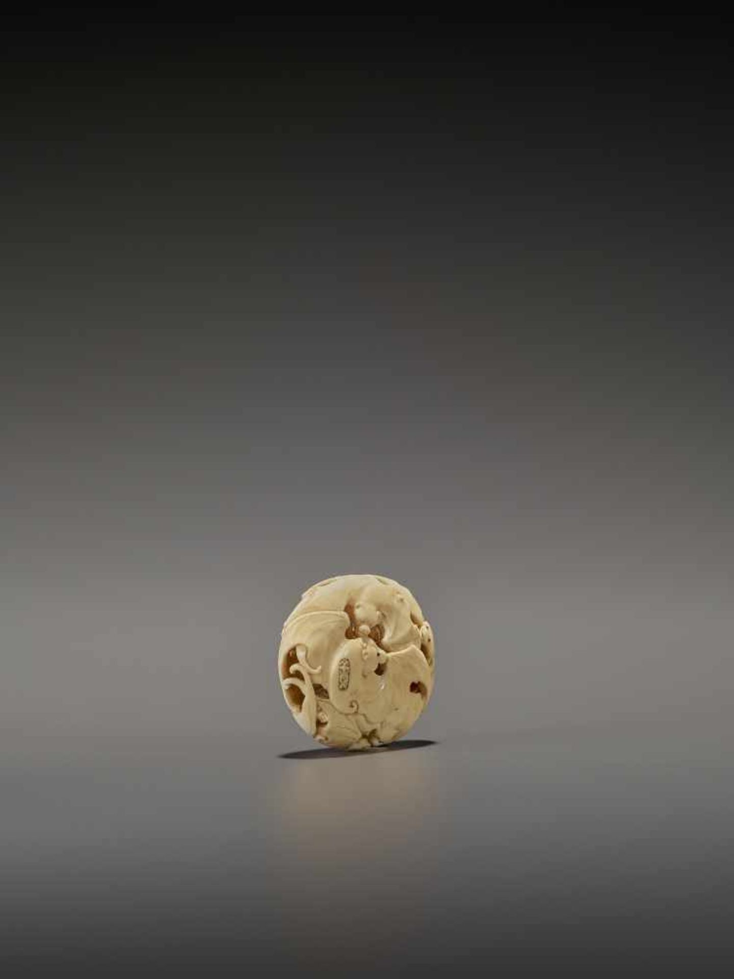 A RARE IVORY RYUSA MANJU NETSUKE WITH MANY BATS SignedJapan, late 19th centuryFinely carved in - Bild 5 aus 8