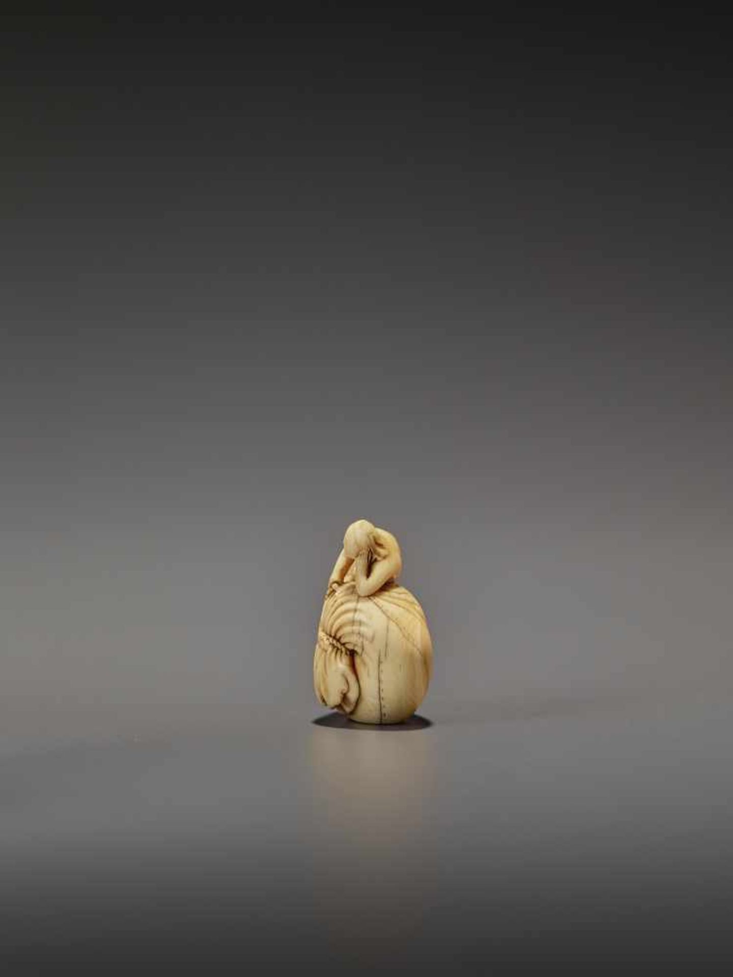 AN EARLY IVORY NETSUKE OF A NAKED MAN SLEEPING ON A BAG UnsignedJapan, mid-18th century, Edo - Image 4 of 8