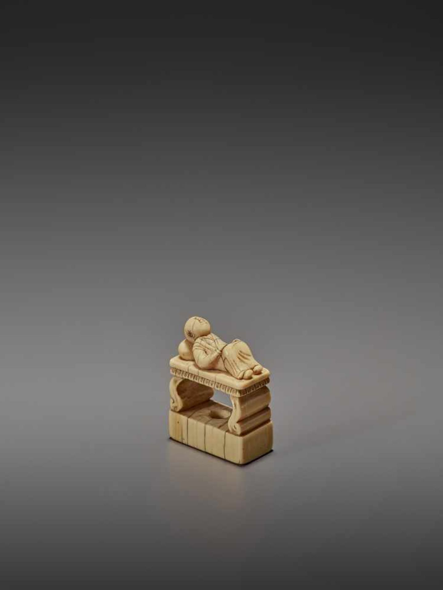 AN EARLY IVORY NETSUKE OF A CHINESE MAN SLEEPING ON AN OPIUM BED UnsignedJapan, early 18th - Bild 3 aus 11