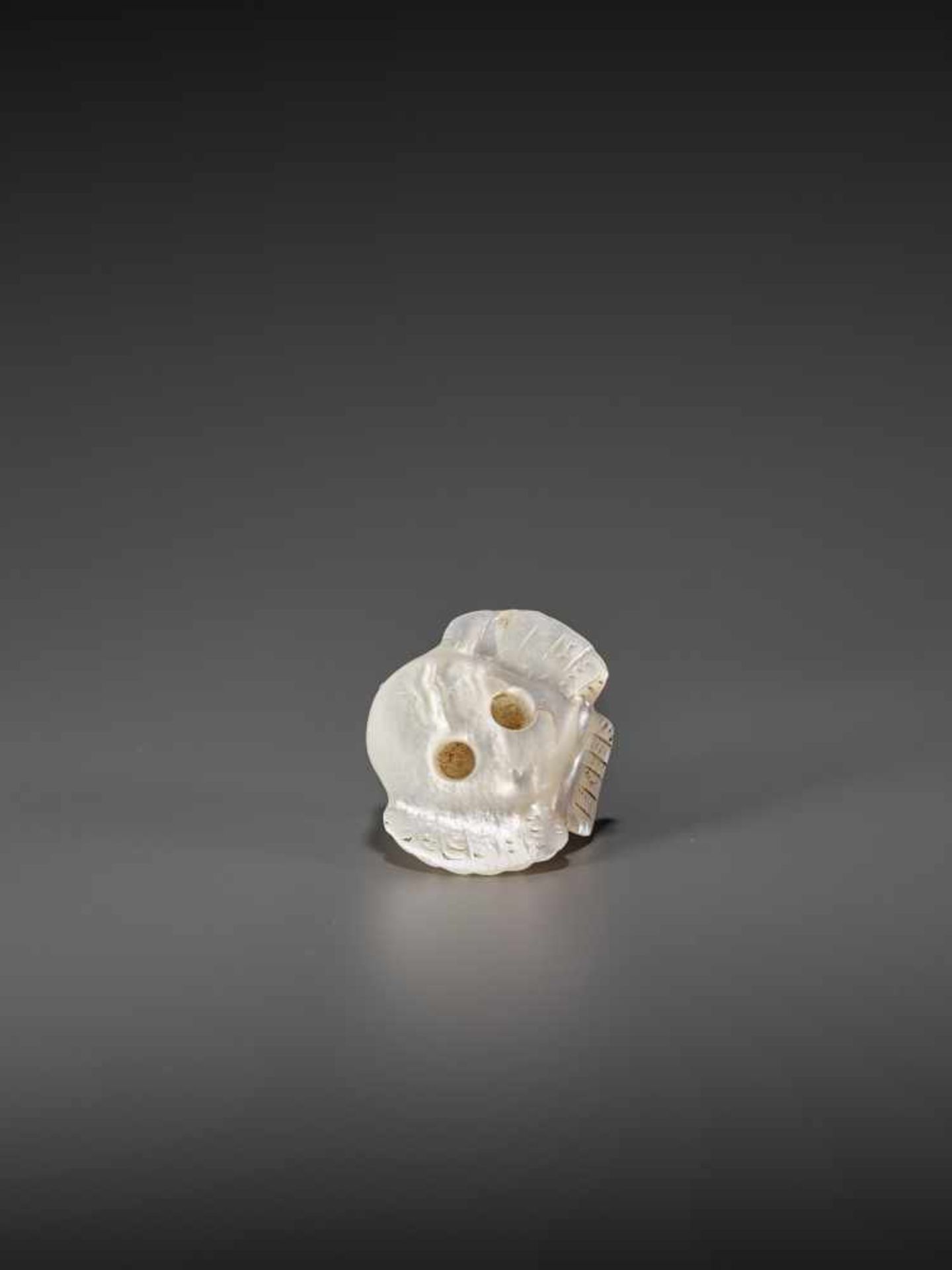 A VERY RARE MOTHER OF PEARL NETSUKE OF FUKURA SUZUME UnsignedJapan, 19th century, Edo period (1615- - Bild 3 aus 11