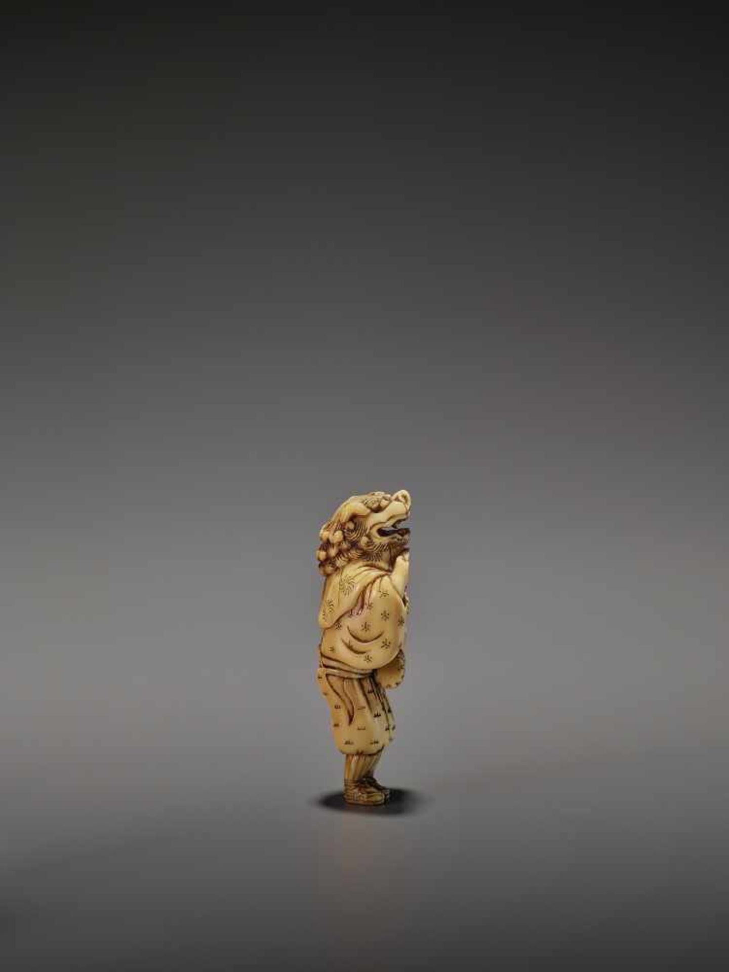 AN EARLY AND FINE IVORY NETSUKE OF A SHISHIMAI DANCER UnsignedJapan, late 18th century, Edo - Bild 8 aus 13