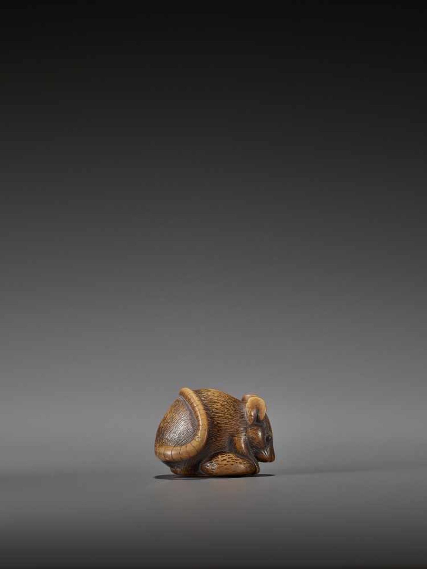 A WOOD NETSUKE OF A RAT WITH CHESTNUT UnsignedJapan, 19th century, Edo period (1615-1868)A - Bild 7 aus 10