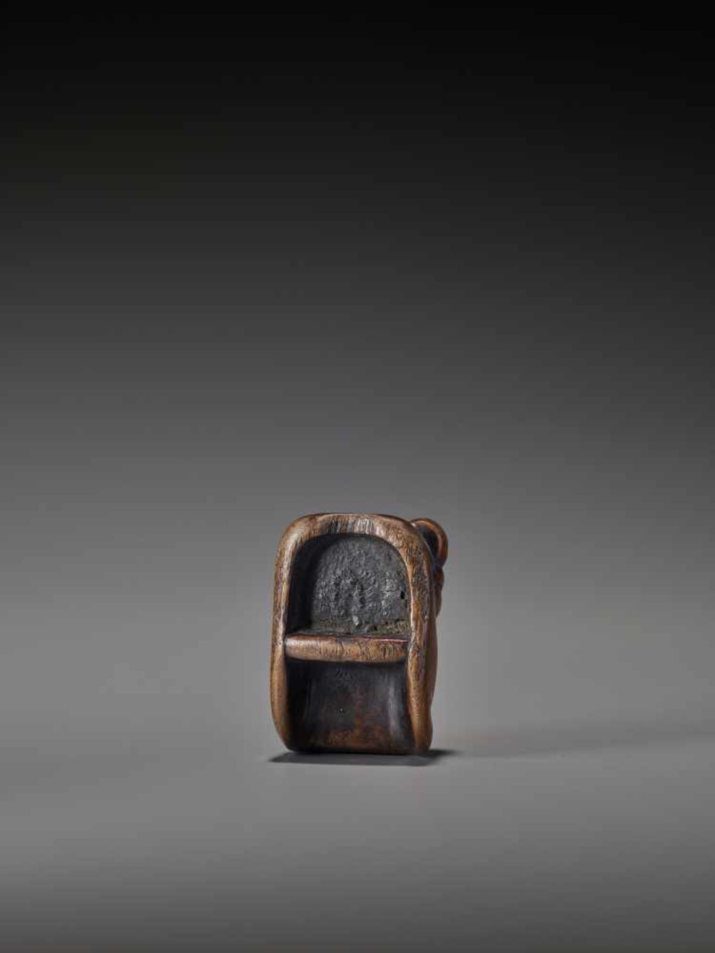 A LARGE AND UNUSUAL WOOD NETSUKE OF DAIKOKU UnsignedJapan, early 18th century, Edo period (1615- - Bild 2 aus 8