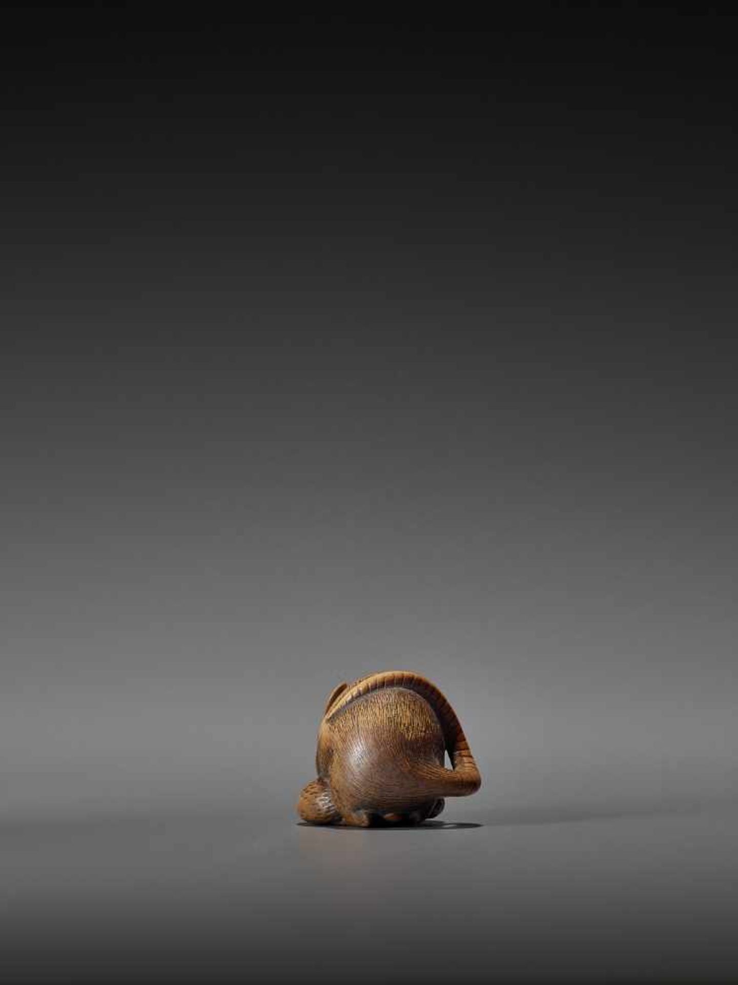 A WOOD NETSUKE OF A RAT WITH CHESTNUT UnsignedJapan, 19th century, Edo period (1615-1868)A - Bild 6 aus 10