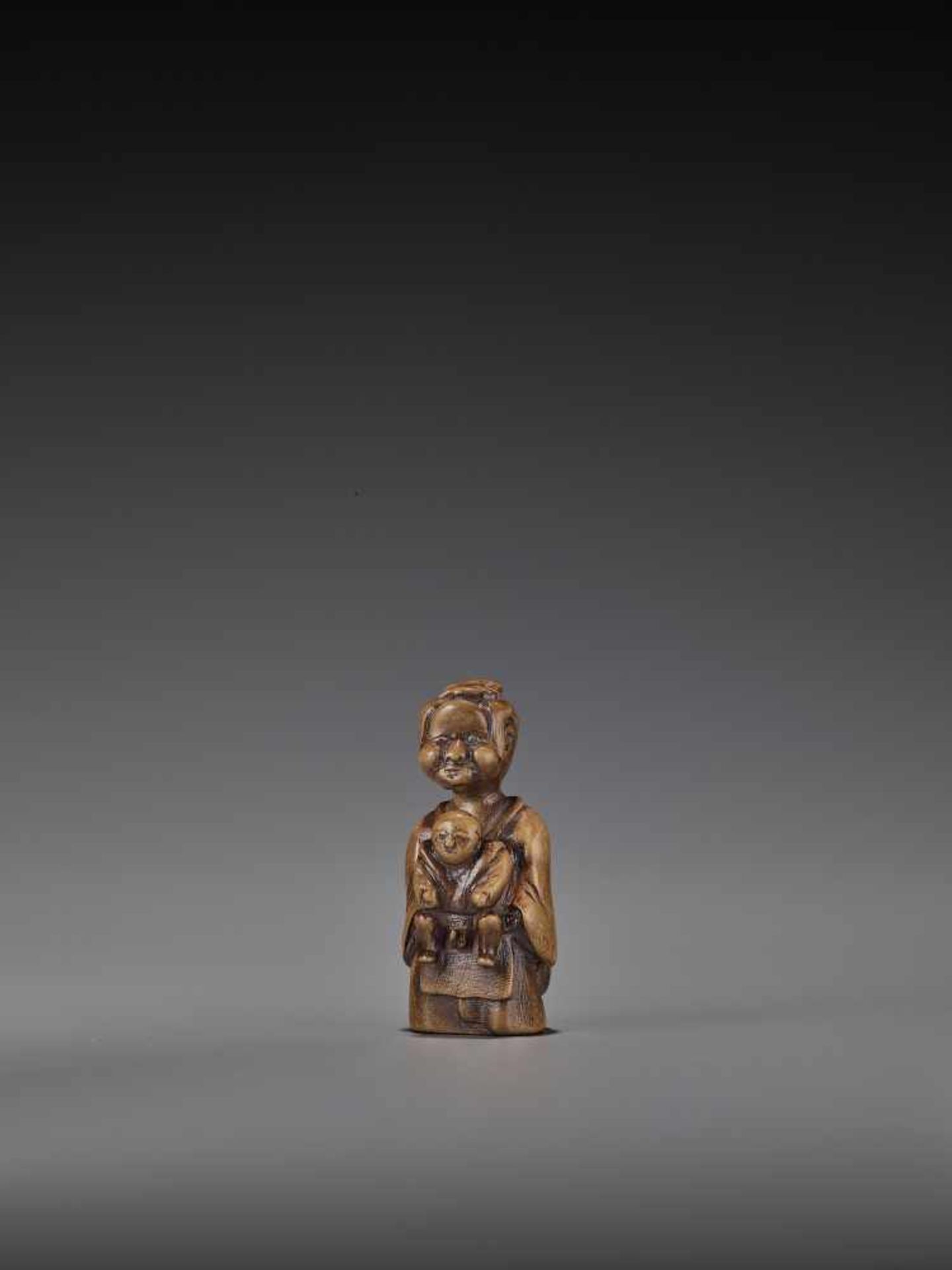 A RARE WOOD ‘DOUBLE SHUNGA’ NETSUKE OF A MOTHER AND CHILD UnsignedJapan, 18th century, Edo period ( - Bild 3 aus 8