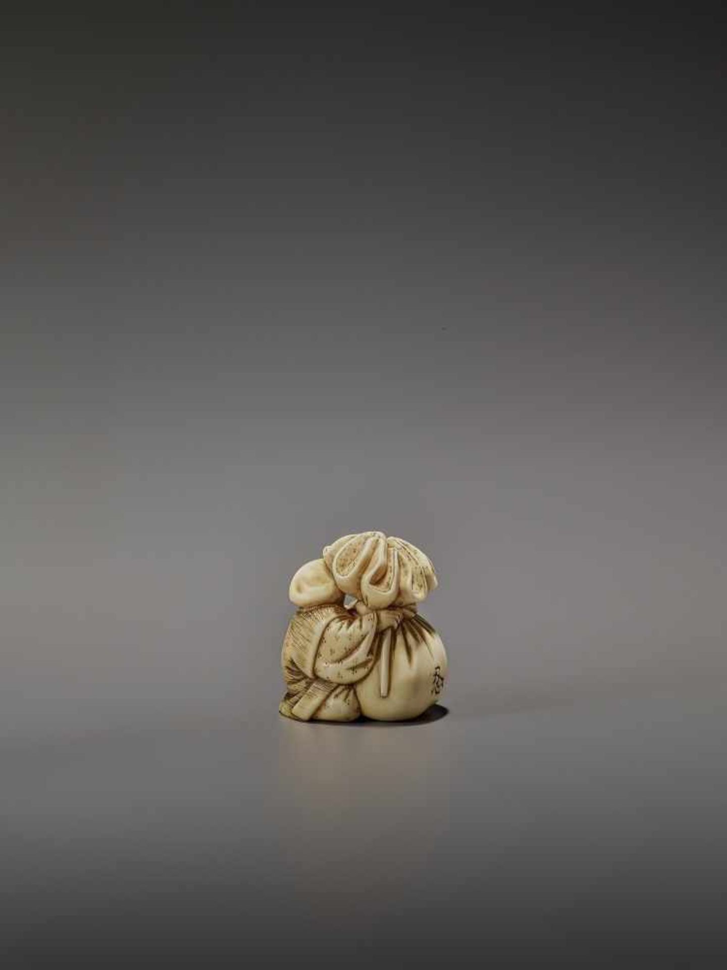 OKURA: A RARE IVORY NETSUKE OF KANNINBUKURO By Ogura Tomoyuki, signed OkuraJapan, Edo, mid-19th - Bild 6 aus 10