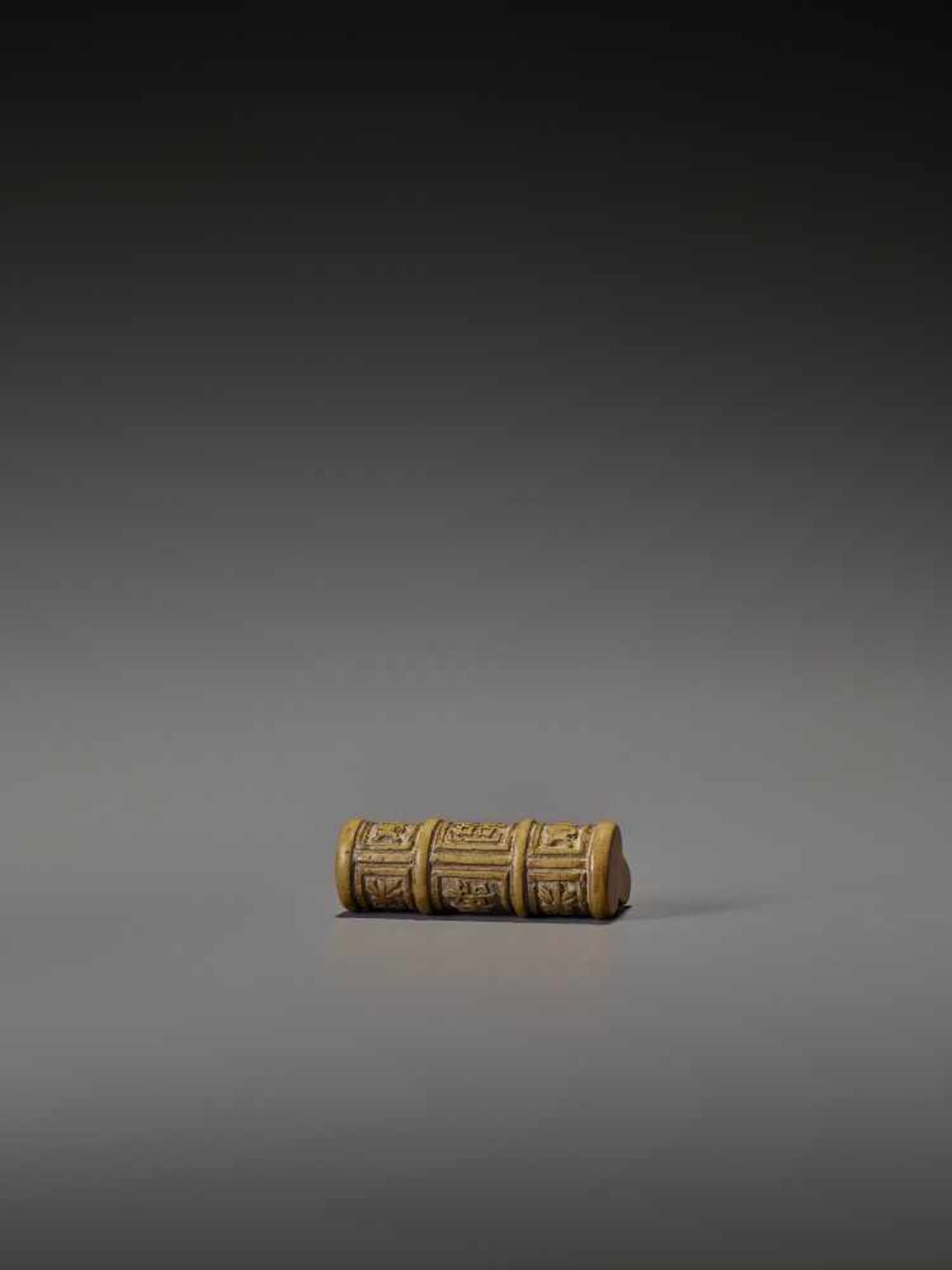 A RARE WOOD NETSUKE OF AN ANTIQUE CHINESE LOCK UnsignedJapan, 19th century, Edo period (1615-1868) - Bild 6 aus 7