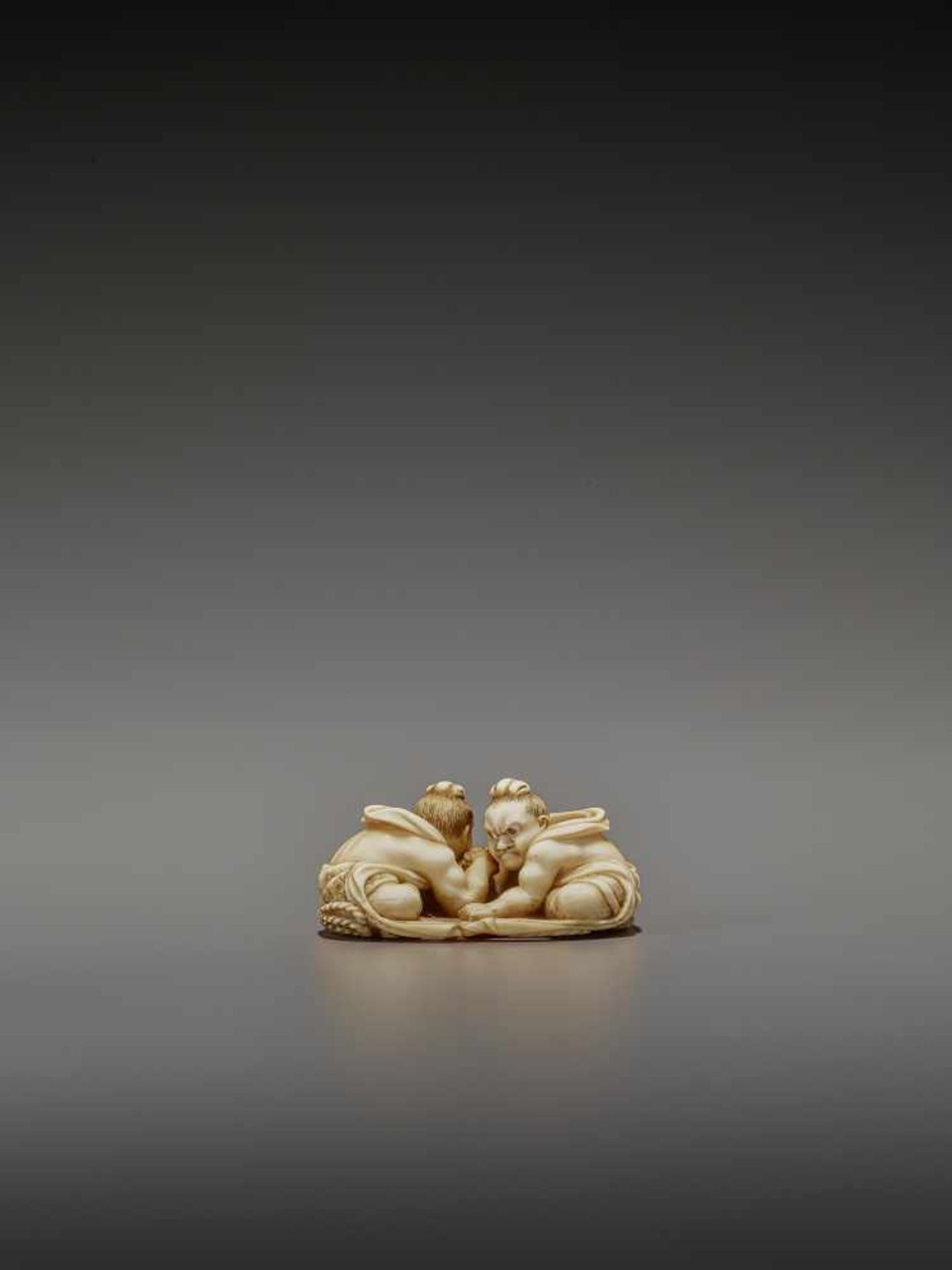 TOMOTAKA: AN IVORY NETSUKE OF TWO ARMWRESTLING NIO ON A WARAJI By Tomotaka, signed TomotakaJapan, - Bild 4 aus 11