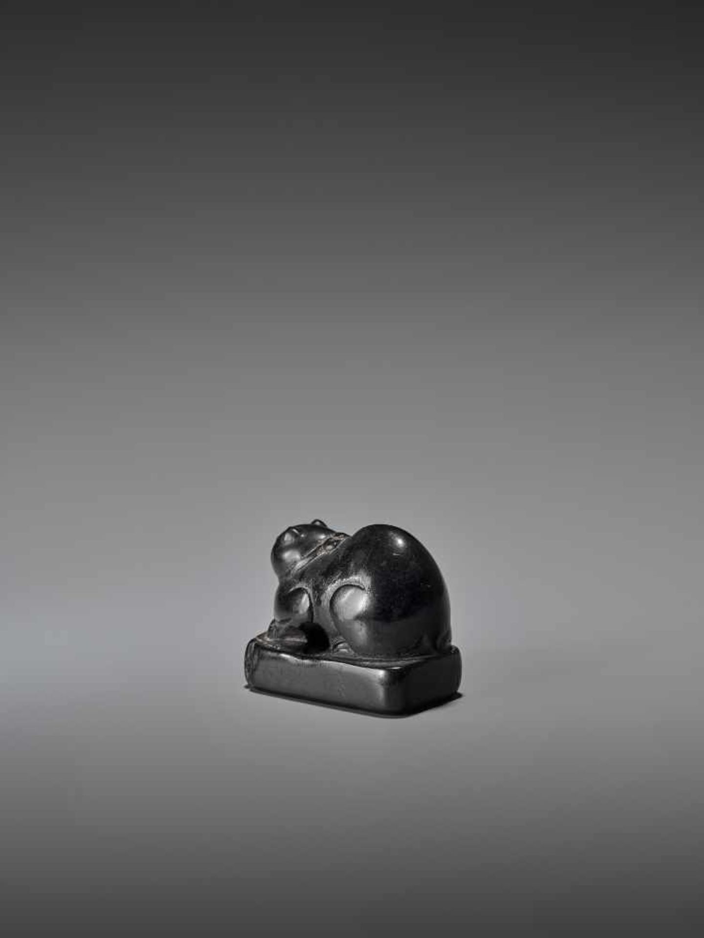 AN EARLY EBONY WOOD NETSUKE OF A WELL-FED CAT ON A BASE UnsignedJapan, early 18th century, Edo - Image 3 of 9