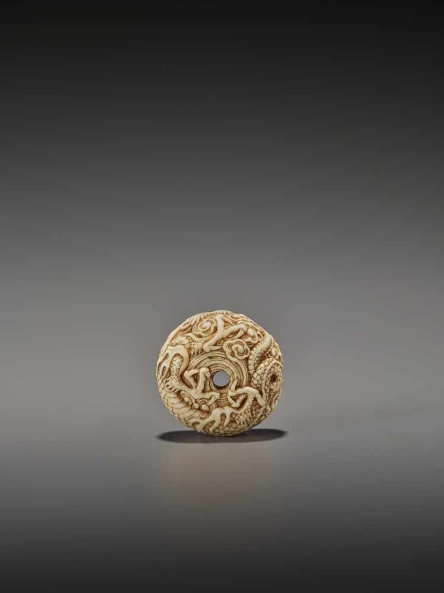 A FINE AND RARE IVORY ASHTRAY NETSUKE WITH DRAGON UnsignedJapan, 19th century, Edo period (1615- - Image 2 of 6