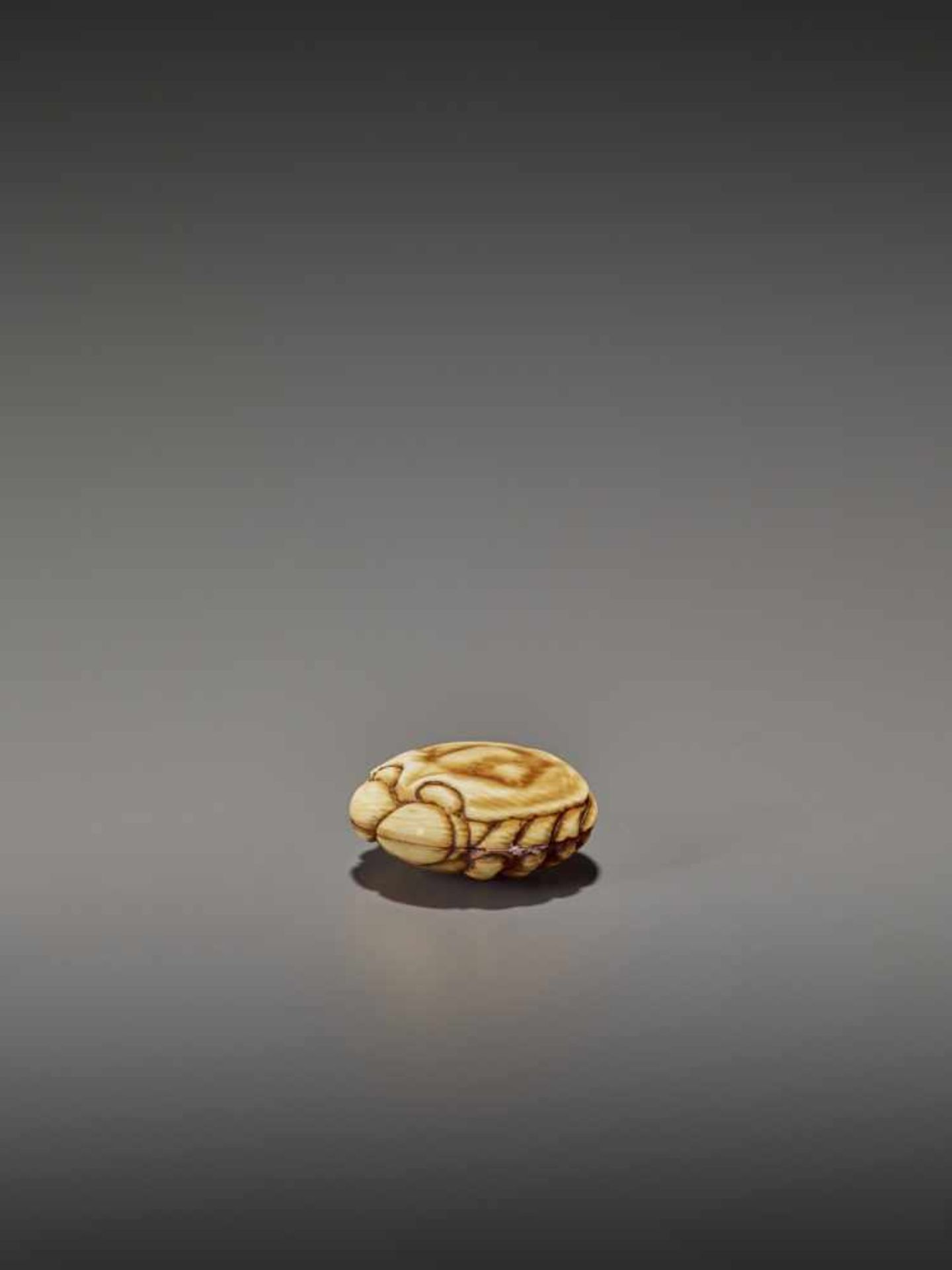 A FINELY STAINED WALRUS IVORY TWO-PART MANJU NETSUKE OF A CRAB UnsignedJapan, Osaka, early to mid- - Bild 4 aus 10