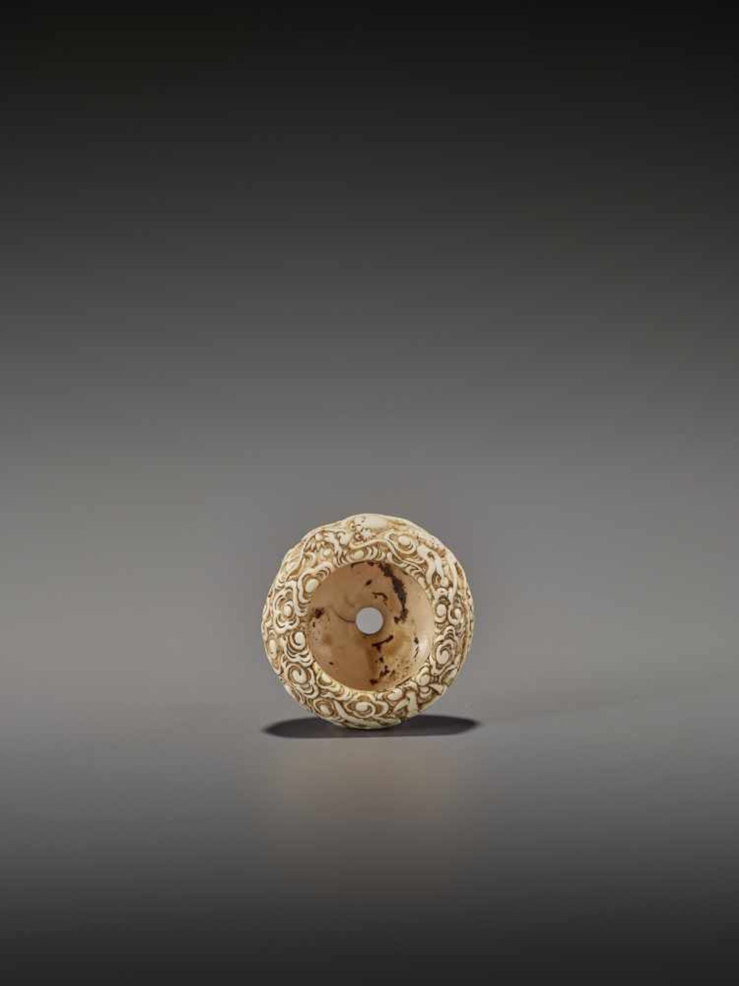 A FINE AND RARE IVORY ASHTRAY NETSUKE WITH DRAGON UnsignedJapan, 19th century, Edo period (1615- - Image 3 of 6