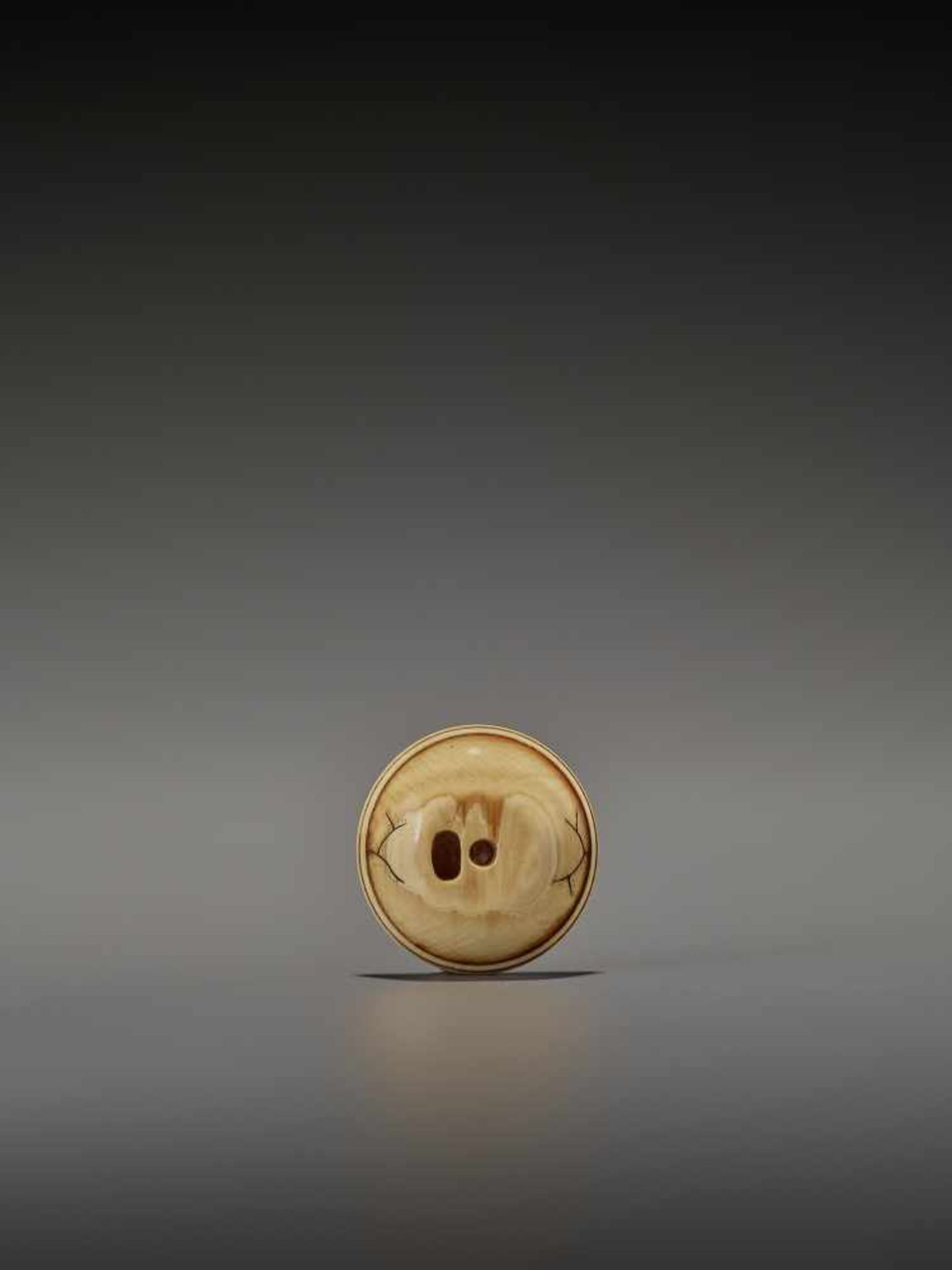 AN IVORY NETSUKE OF AN OCTOPUS INSIDE A MORTAR UnsignedJapan, probably Osaka, early to mid-19th - Bild 3 aus 8