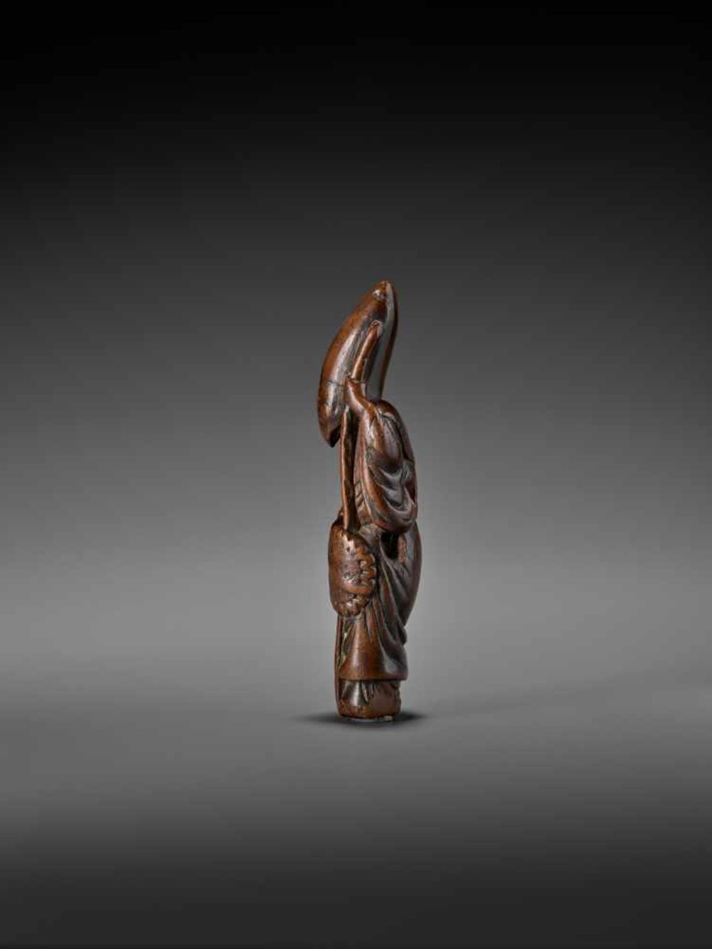 A LARGE AND EARLY WOOD NETSUKE OF A CHINESE COURT OFFICIAL UnsignedJapan, early 18th century, Edo - Bild 4 aus 8