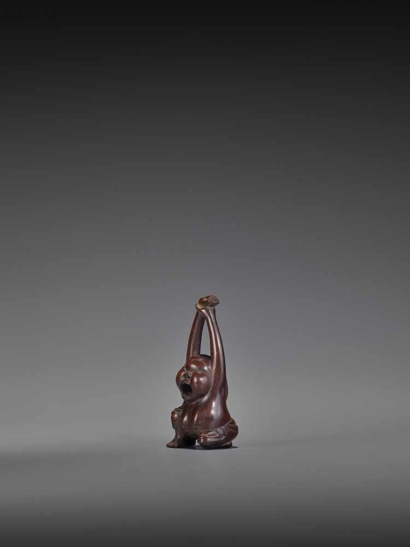 MASAKAZU: A FINE WOOD NETSUKE OF A YAWNING OKAME By Masakazu, signed MasakazuJapan, Gifu, 19th - Bild 3 aus 10