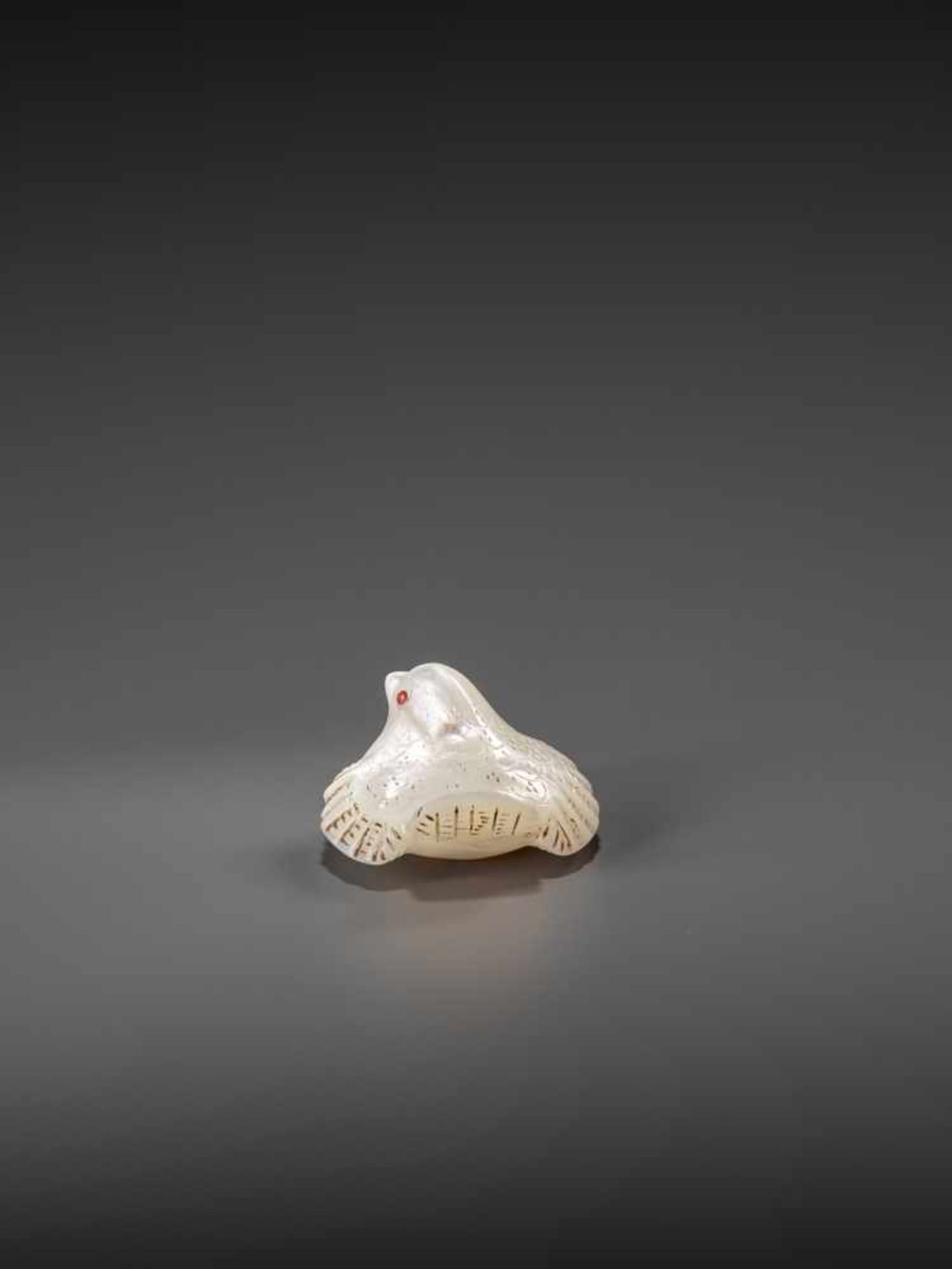 A VERY RARE MOTHER OF PEARL NETSUKE OF FUKURA SUZUME UnsignedJapan, 19th century, Edo period (1615- - Bild 9 aus 11