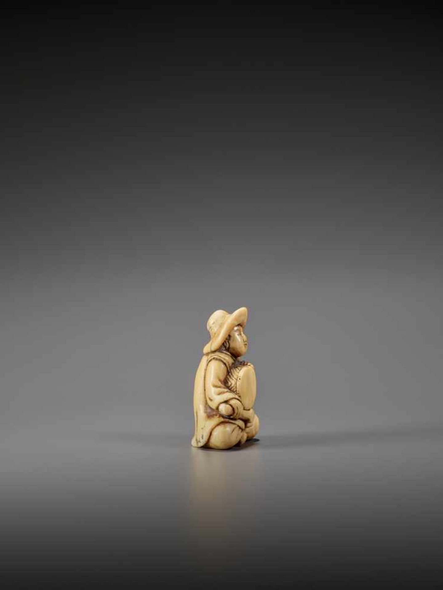 AN IVORY NETSUKE OF A DUTCHMAN WITH DRUM UnsignedJapan, late 18th century, Edo period (1615-1868) - Bild 5 aus 7