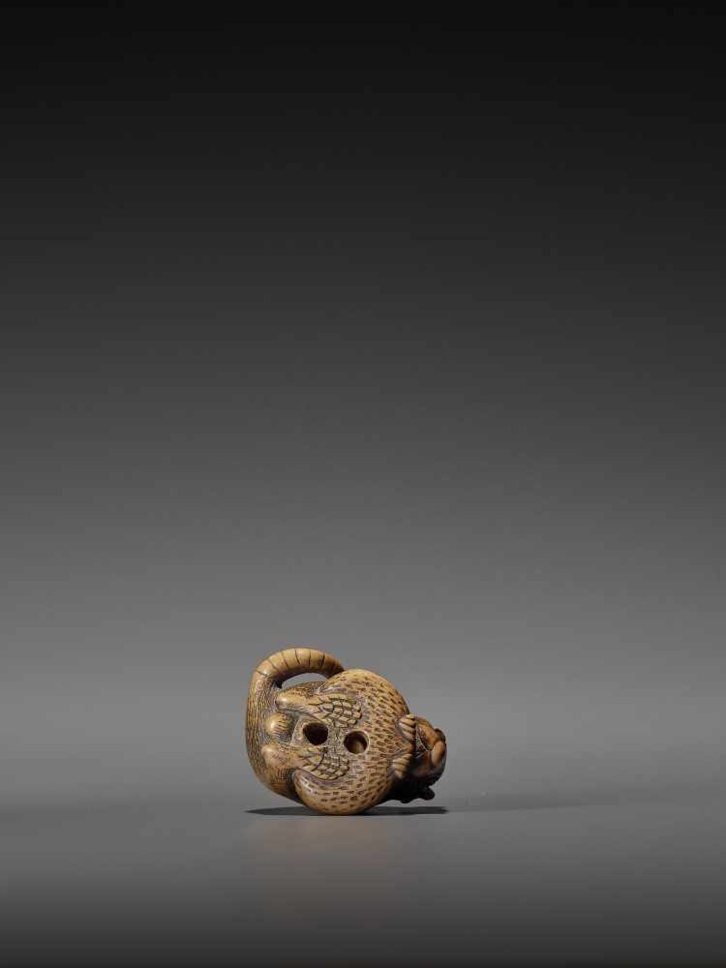 A WOOD NETSUKE OF A RAT WITH CHESTNUT UnsignedJapan, 19th century, Edo period (1615-1868)A - Bild 10 aus 10