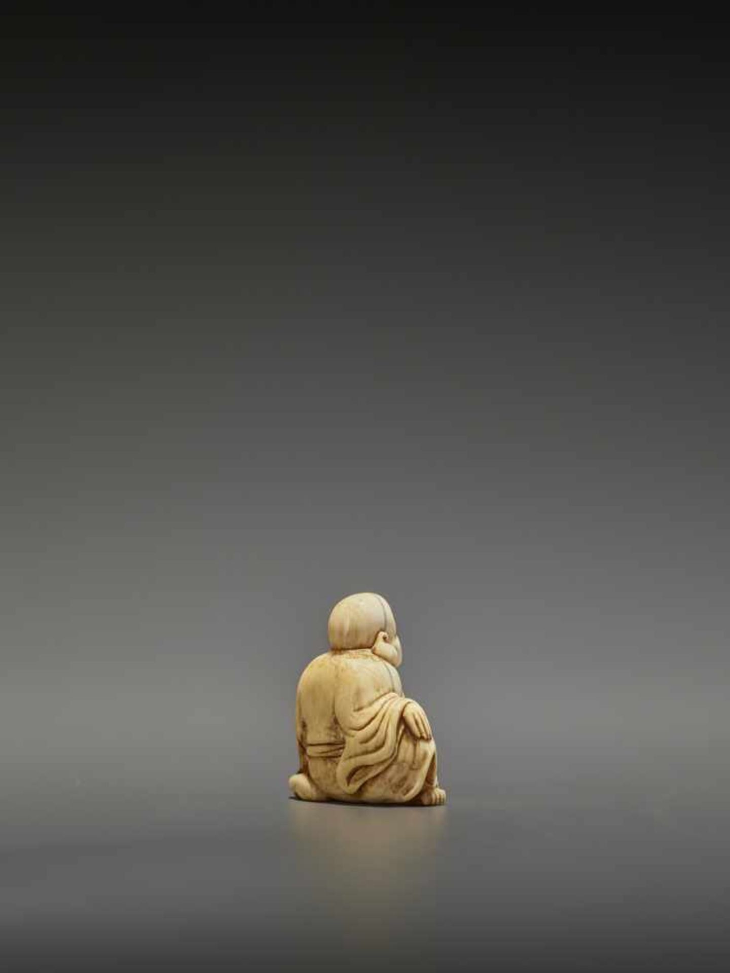 A GOOD IVORY NETSUKE OF HOTEI UnsignedJapan, Kyoto, late 18th century, Edo period (1615-1868)The - Bild 7 aus 9