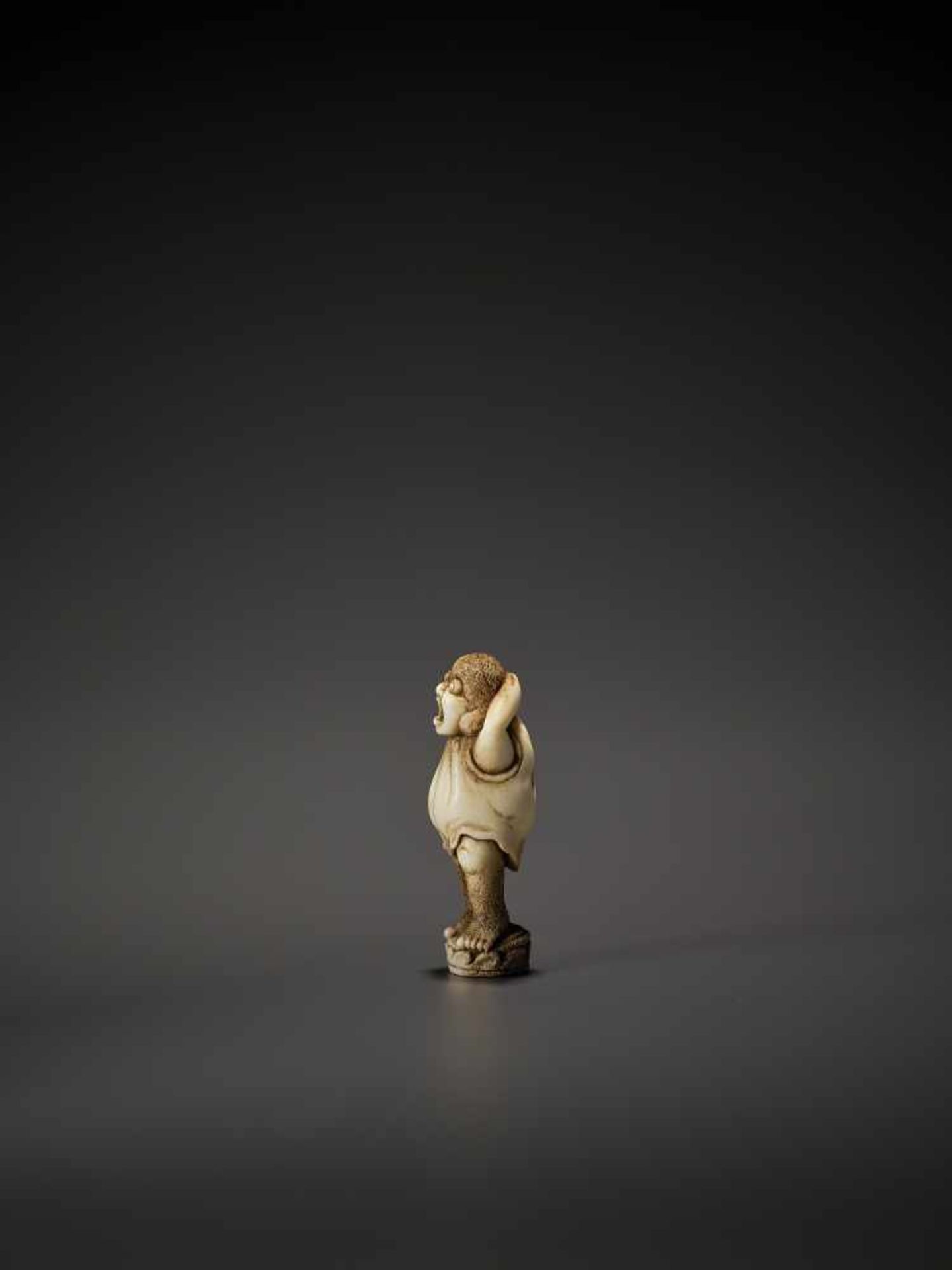 A BRILLIANT STAG ANTLER NETSUKE OF A YAWNING DARUMA UnsignedJapan, 19th century, Edo period (1615- - Image 5 of 10