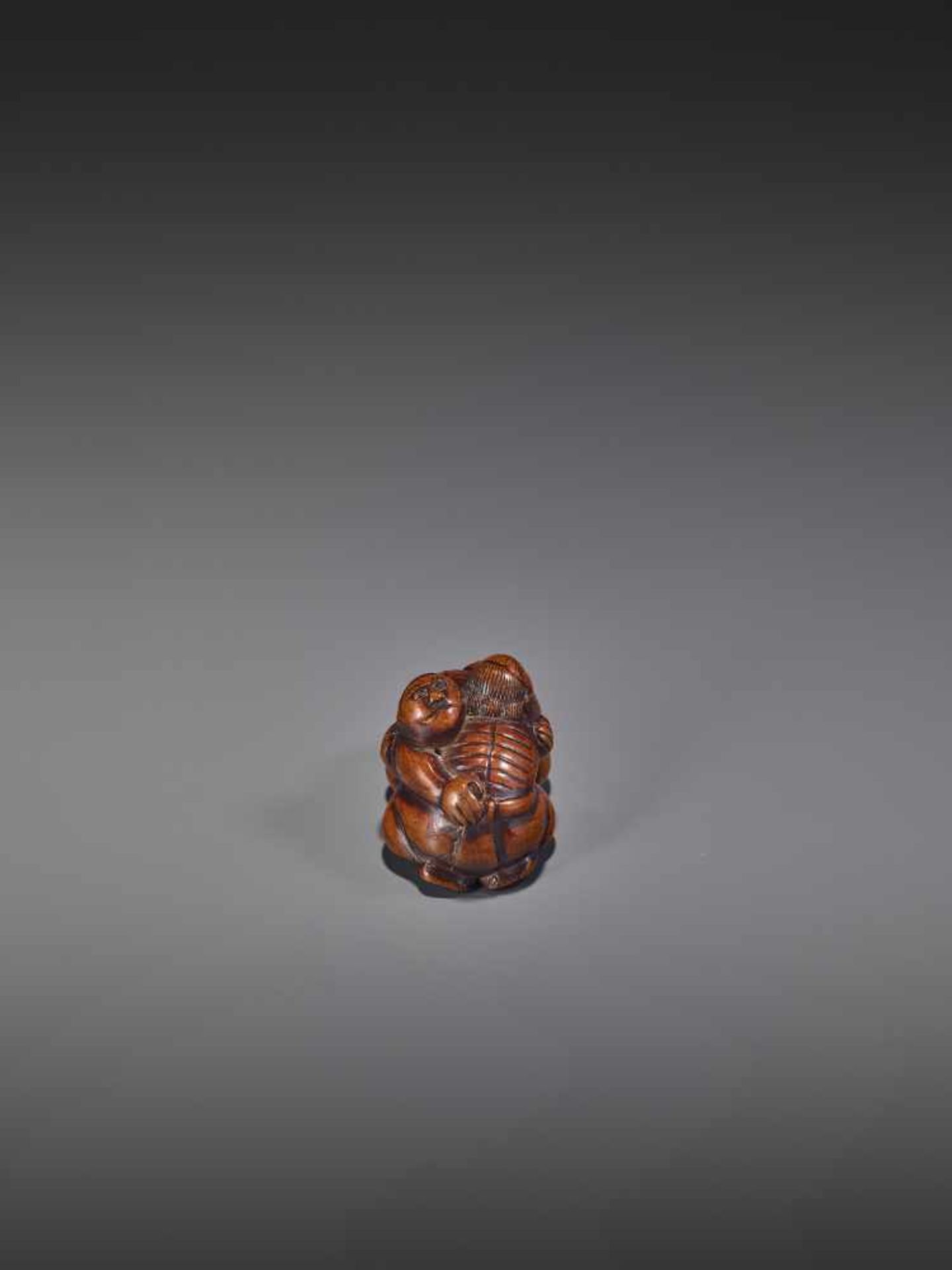 A WOOD NETSUKE OF TWO WRESTLERS UnsignedJapan, early 19th century, Edo period (1615-1868)Carved from - Bild 6 aus 9