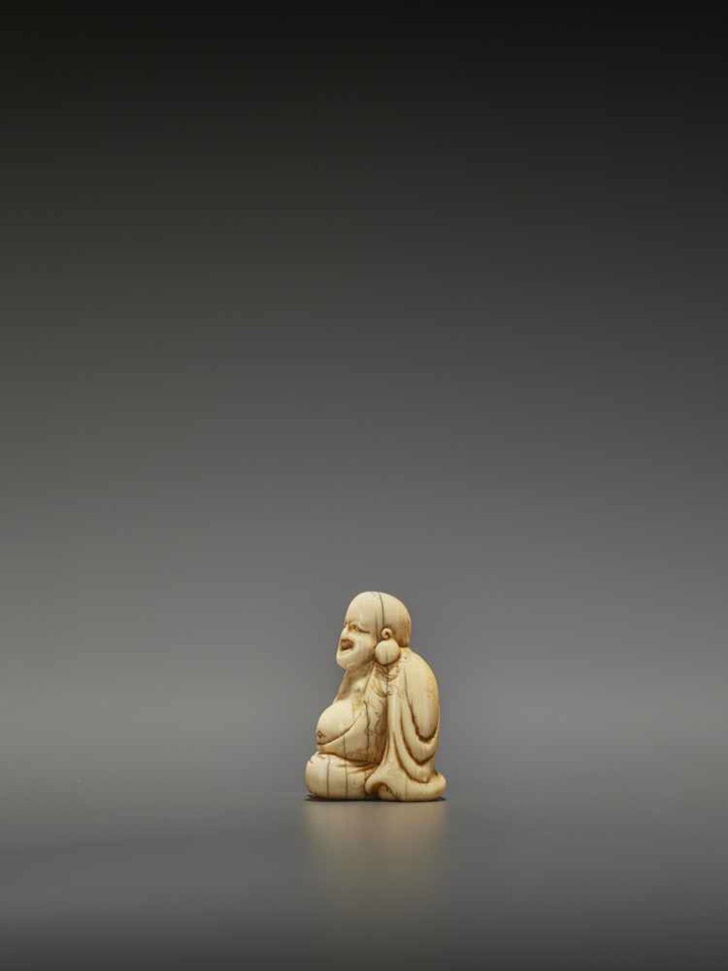 A GOOD IVORY NETSUKE OF HOTEI UnsignedJapan, Kyoto, late 18th century, Edo period (1615-1868)The - Bild 5 aus 9