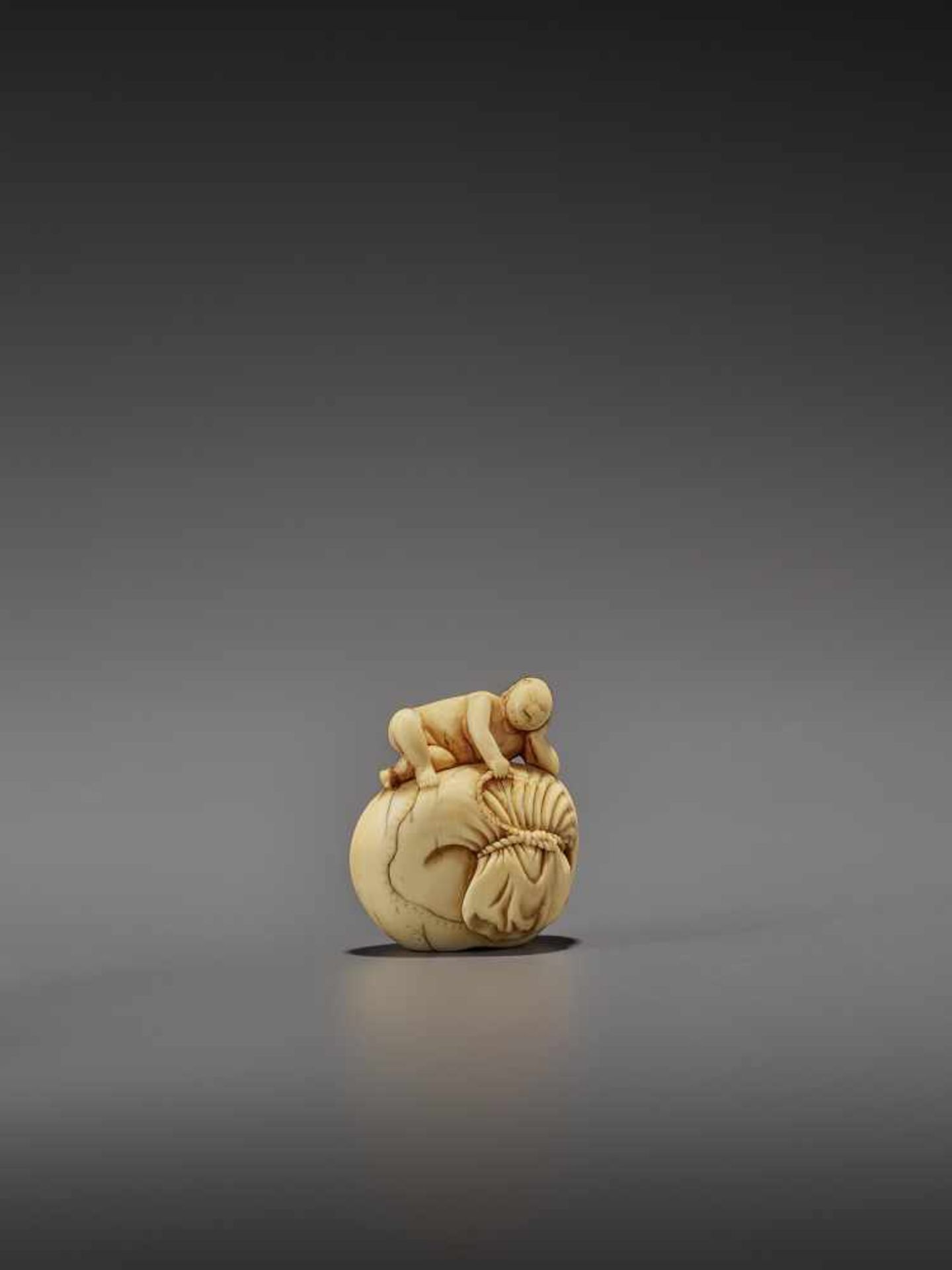 AN EARLY IVORY NETSUKE OF A NAKED MAN SLEEPING ON A BAG UnsignedJapan, mid-18th century, Edo - Image 7 of 8