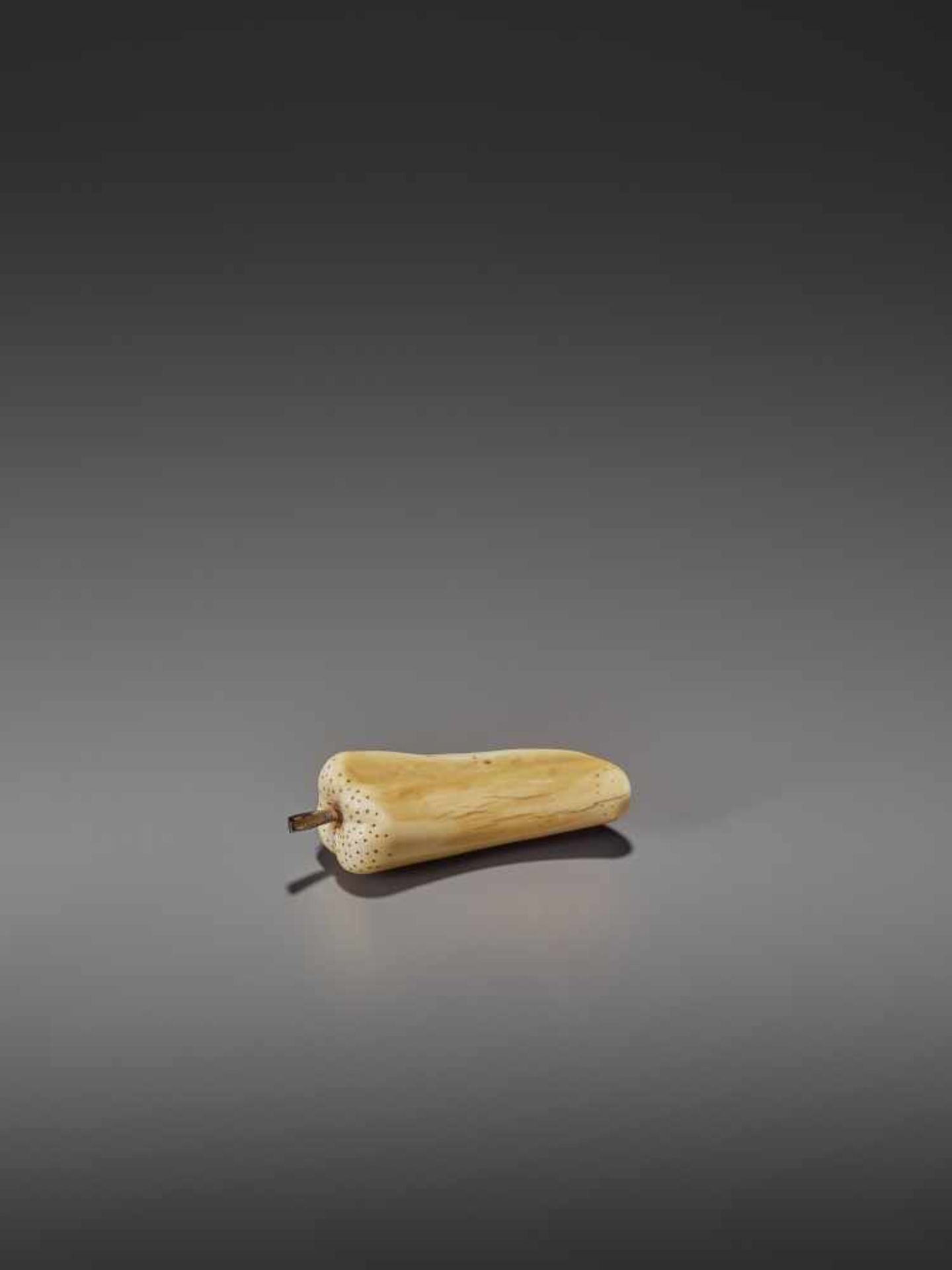 A VERY RARE MARINE IVORY NETSUKE OF A BELL PEPPER UnsignedJapan, 19th century, Edo period (1615- - Bild 2 aus 11