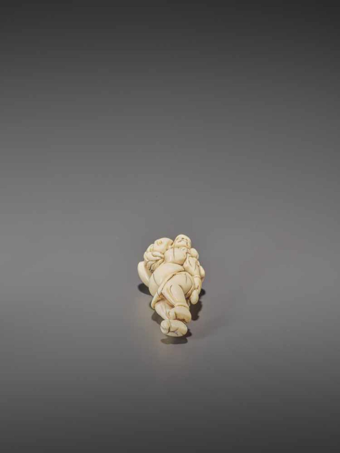 A RARE IVORY NETSUKE OF RAIJIN WITH RAITARO ARMED WITH FISH HEADS UnsignedJapan, 18th century, Edo - Bild 9 aus 9