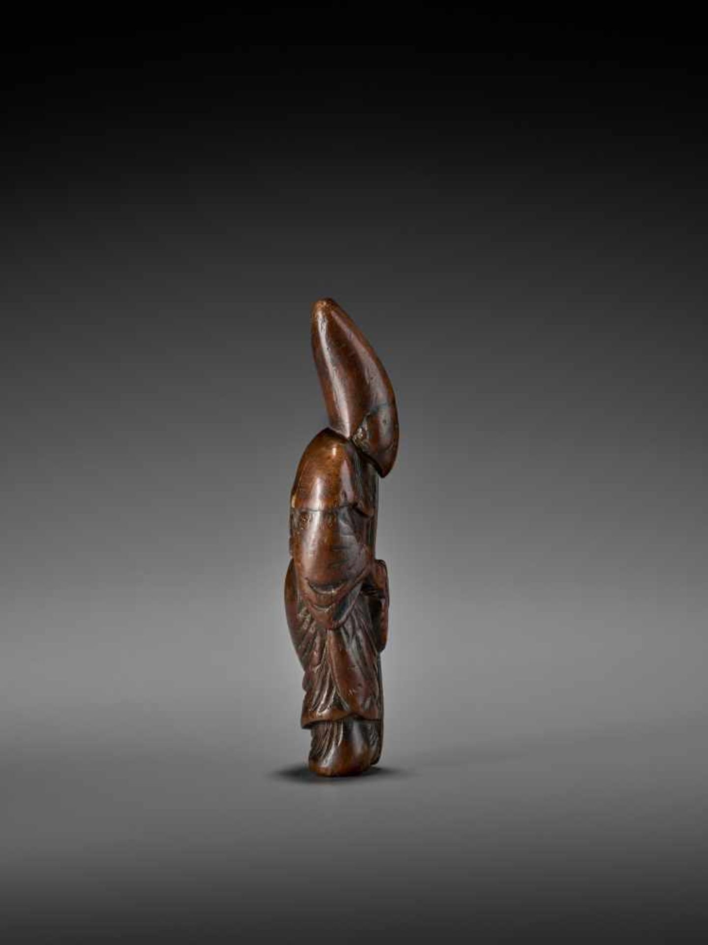 A LARGE AND EARLY WOOD NETSUKE OF A CHINESE COURT OFFICIAL UnsignedJapan, early 18th century, Edo - Bild 6 aus 8