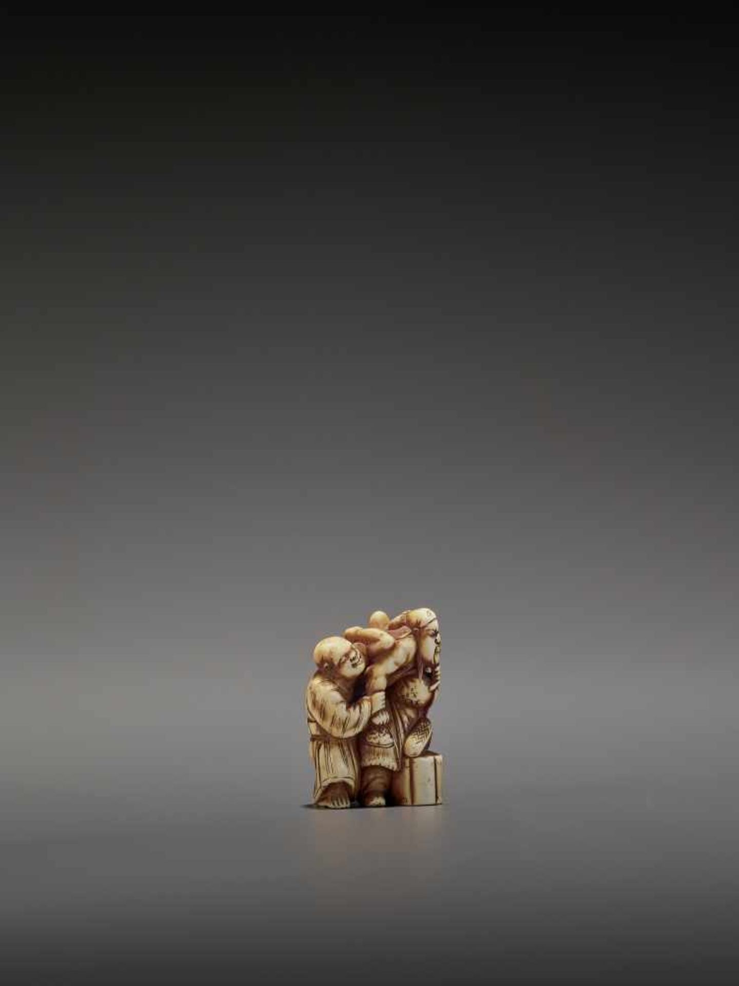 KINRYUSAI: AN IVORY NETSUKE OF KAN’U BEING MASSAGED BY A BLIND MAN By Kinryusai, signed Kinryusai - Bild 7 aus 10