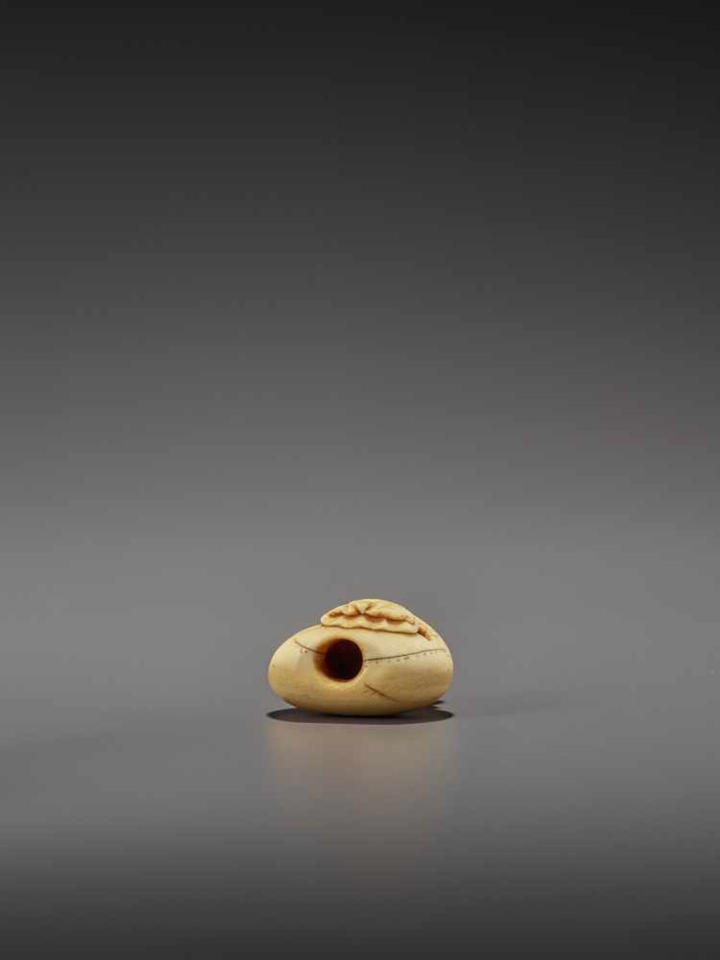 AN EARLY IVORY NETSUKE OF A NAKED MAN SLEEPING ON A BAG UnsignedJapan, mid-18th century, Edo - Bild 8 aus 8