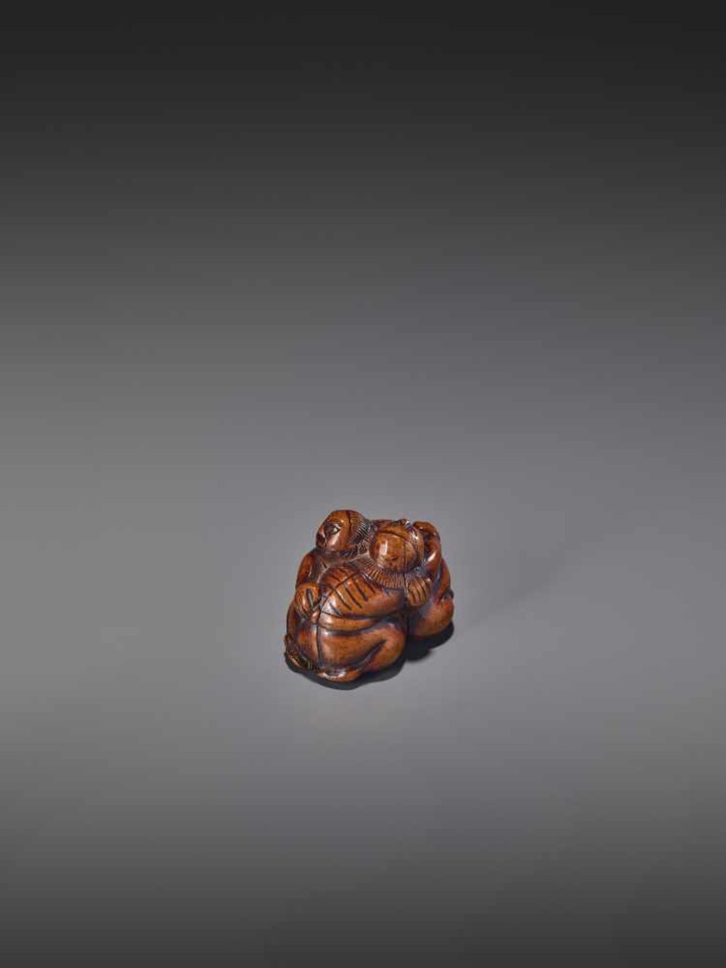 A WOOD NETSUKE OF TWO WRESTLERS UnsignedJapan, early 19th century, Edo period (1615-1868)Carved from - Bild 4 aus 9