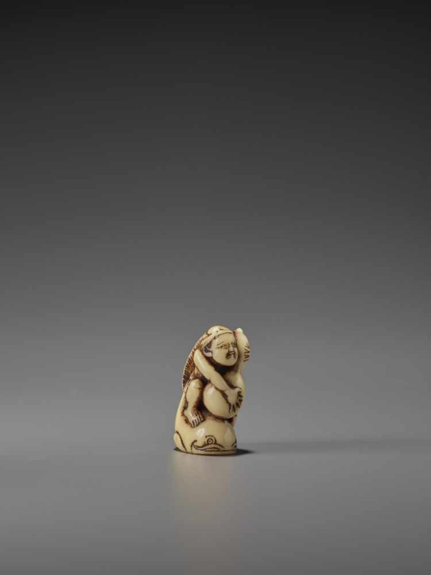 A RARE STAG ANTLER NETSUKE OF KADORI MYOJIN TAMING A NAMAZU UnsignedJapan, 19th century, Edo - Bild 7 aus 9